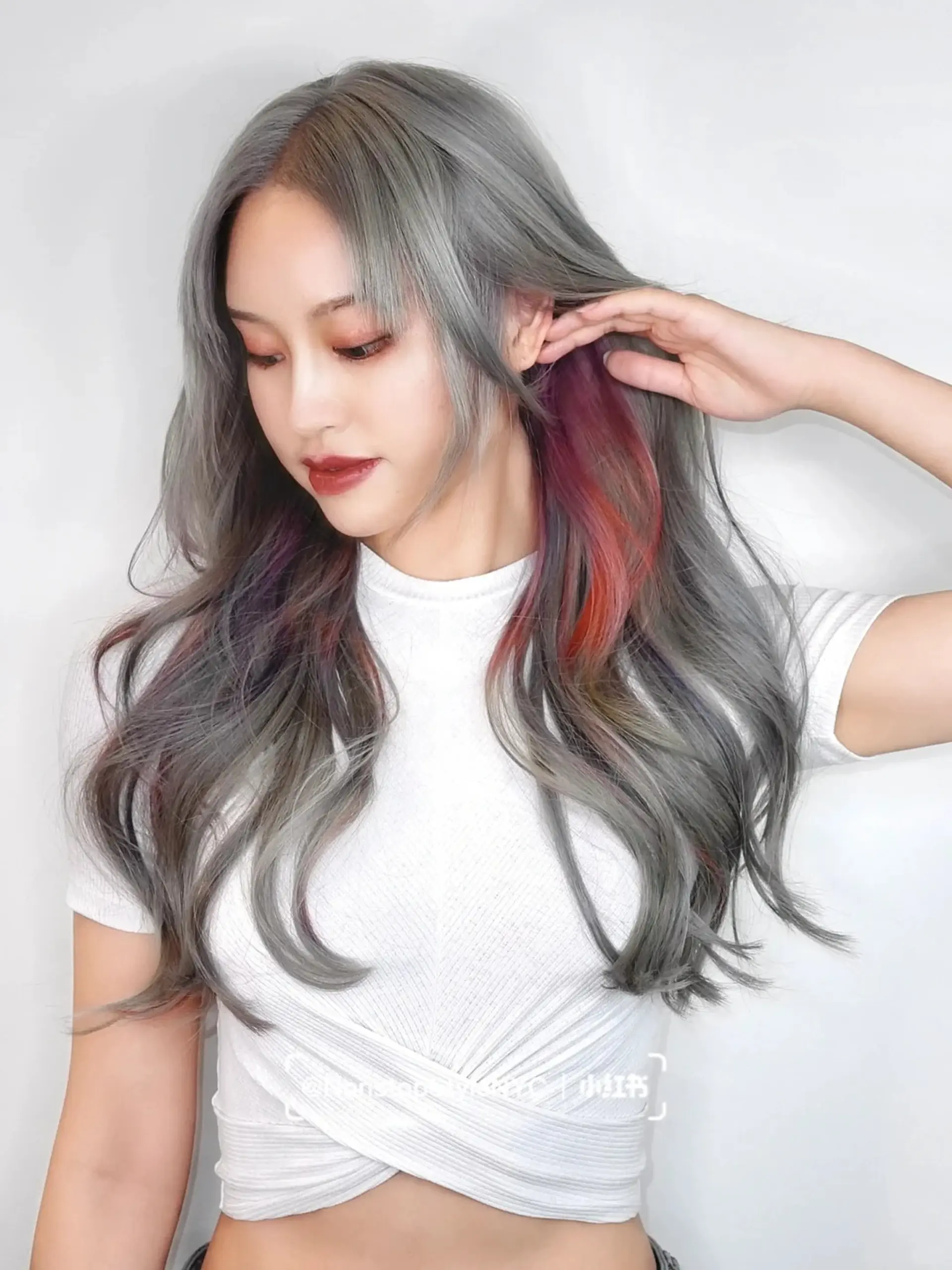 Very long, wavy hair in a silver base color with vibrant streaks of pink, blue, green, and purple, creating an iridescent, holographic effect.

(NonstopStyle: by Kelvin) 3