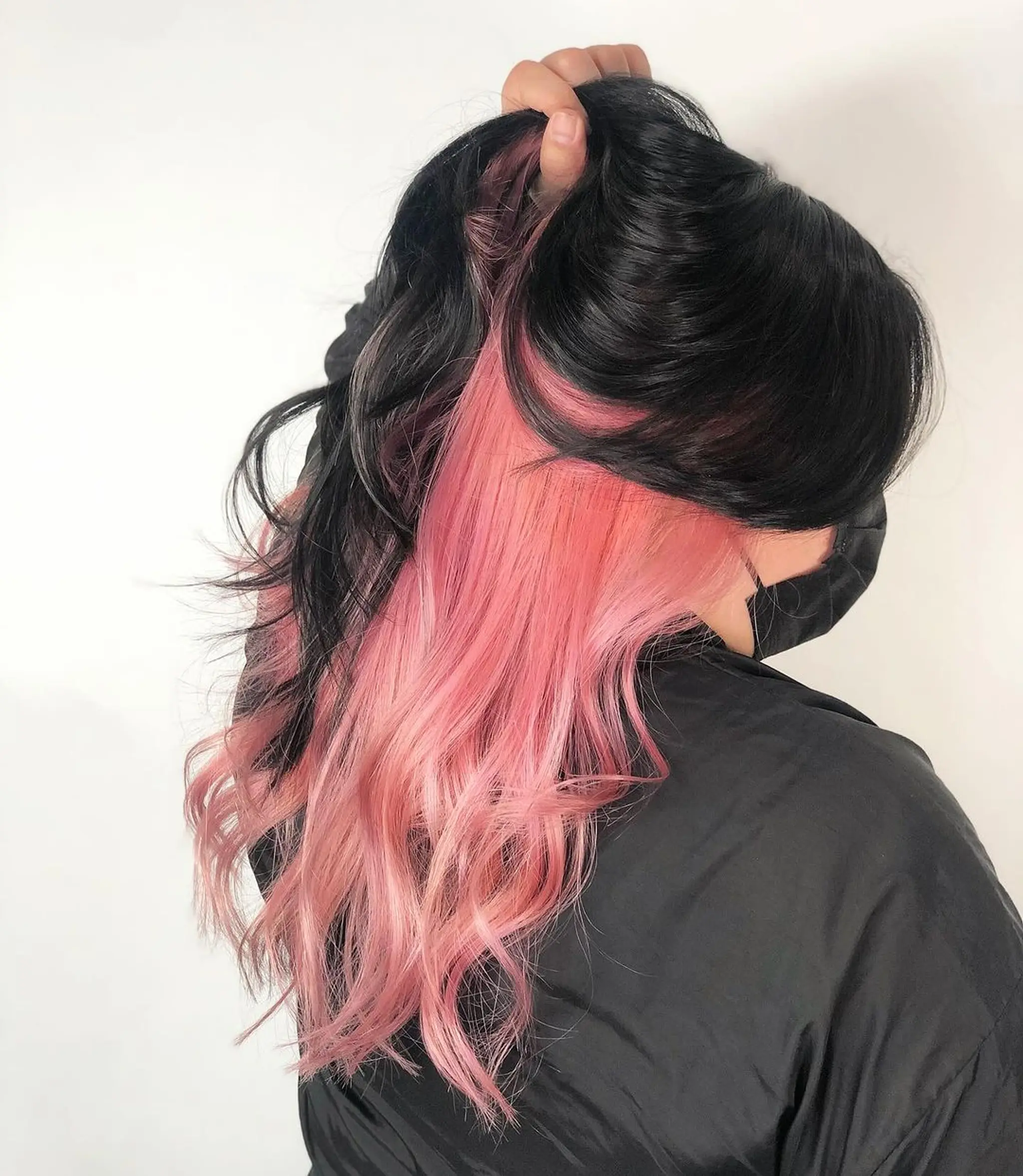 Long, wavy ombre hair with black roots transitioning to vibrant pink, styled in loose waves with layers for added volume and movement.
Stylist - @xcellent_jason