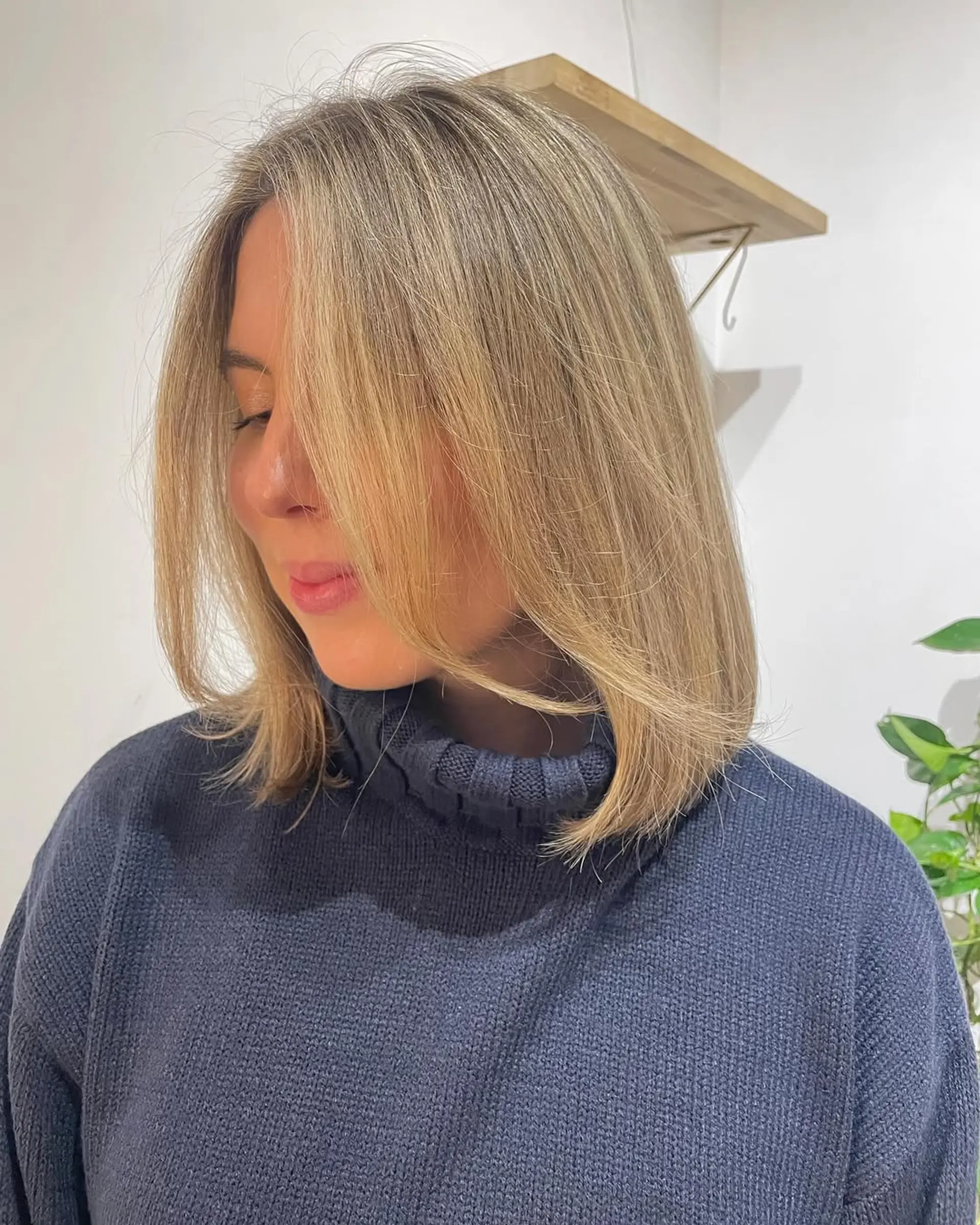 A medium-length blonde lob with subtle beachy waves and face-framing layers. 2