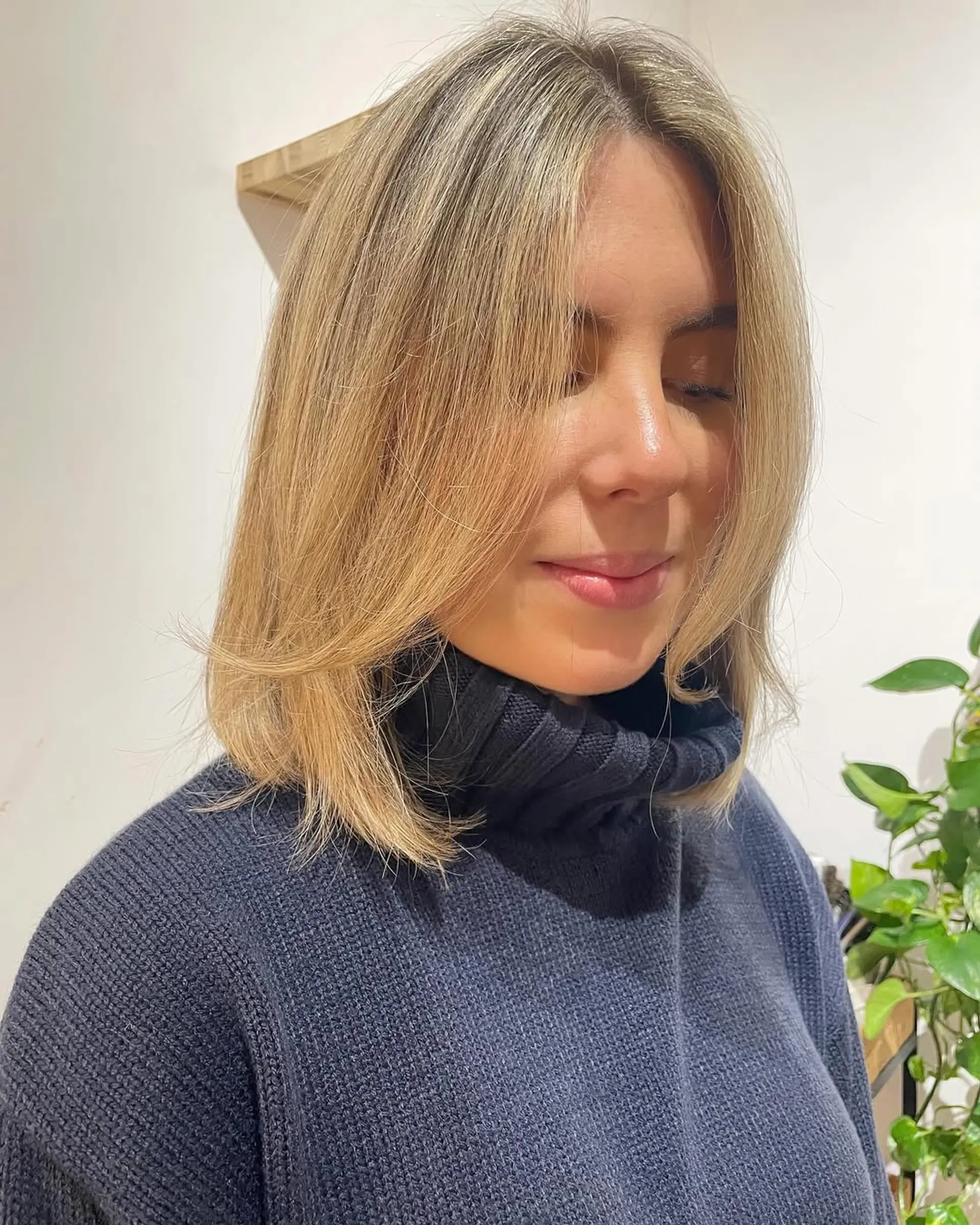 A medium-length blonde lob with subtle beachy waves and face-framing layers. 3