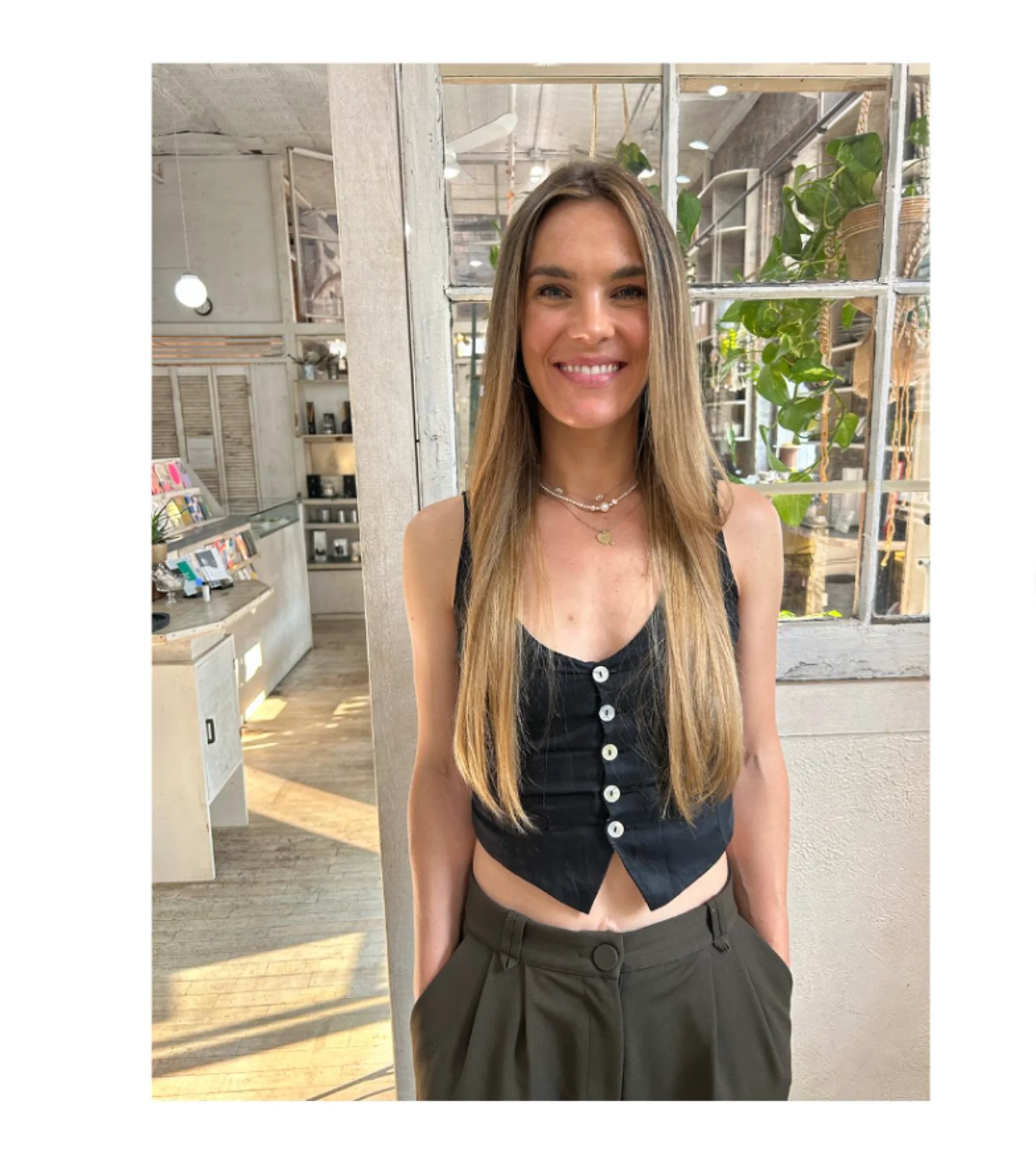 Long, straight 'glass hair' with a high-shine, glossy finish. - Preview 3