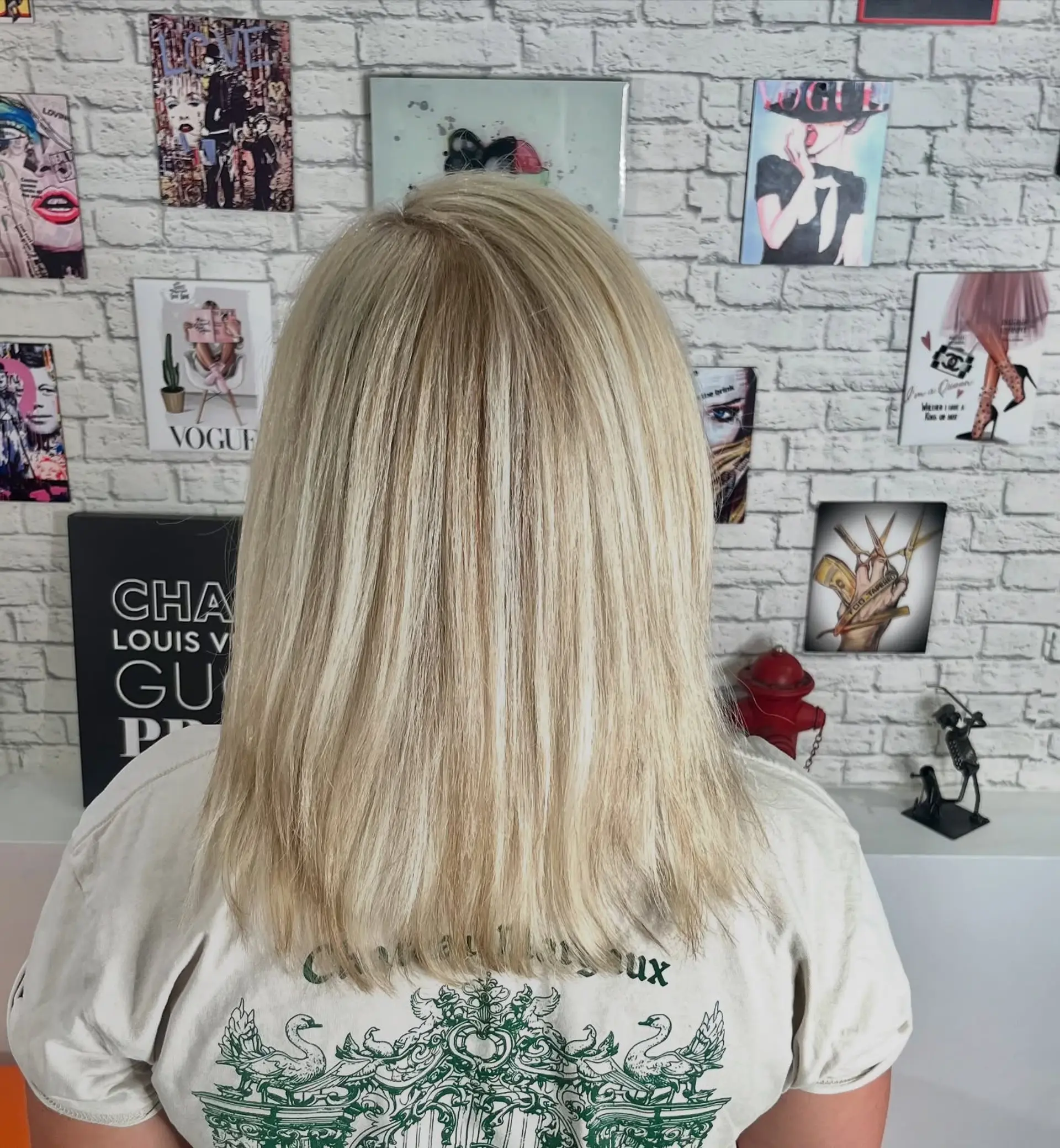 A sleek, blunt lob with a modern edge. 1