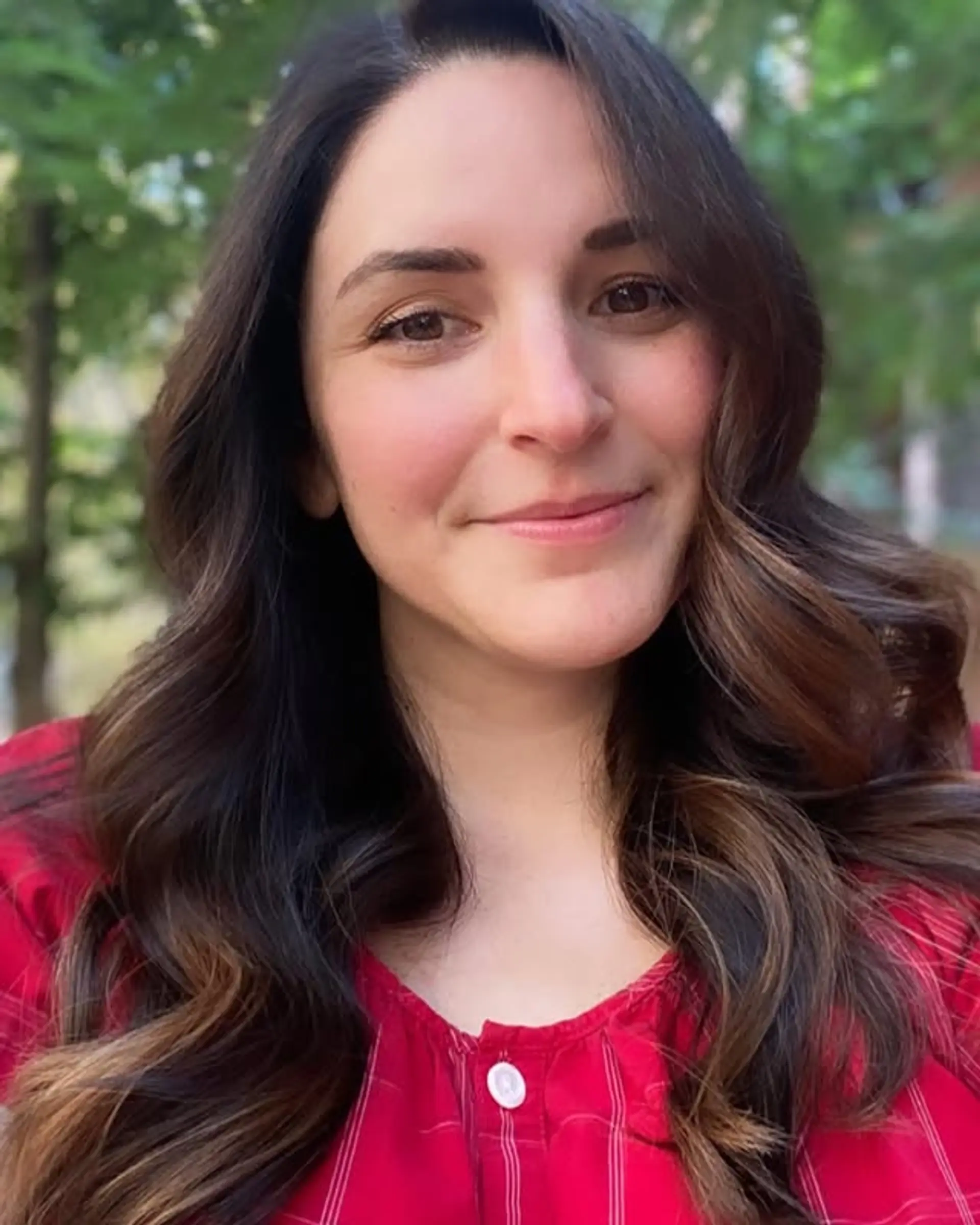 Medium-length wavy hair with a caramel balayage. 1