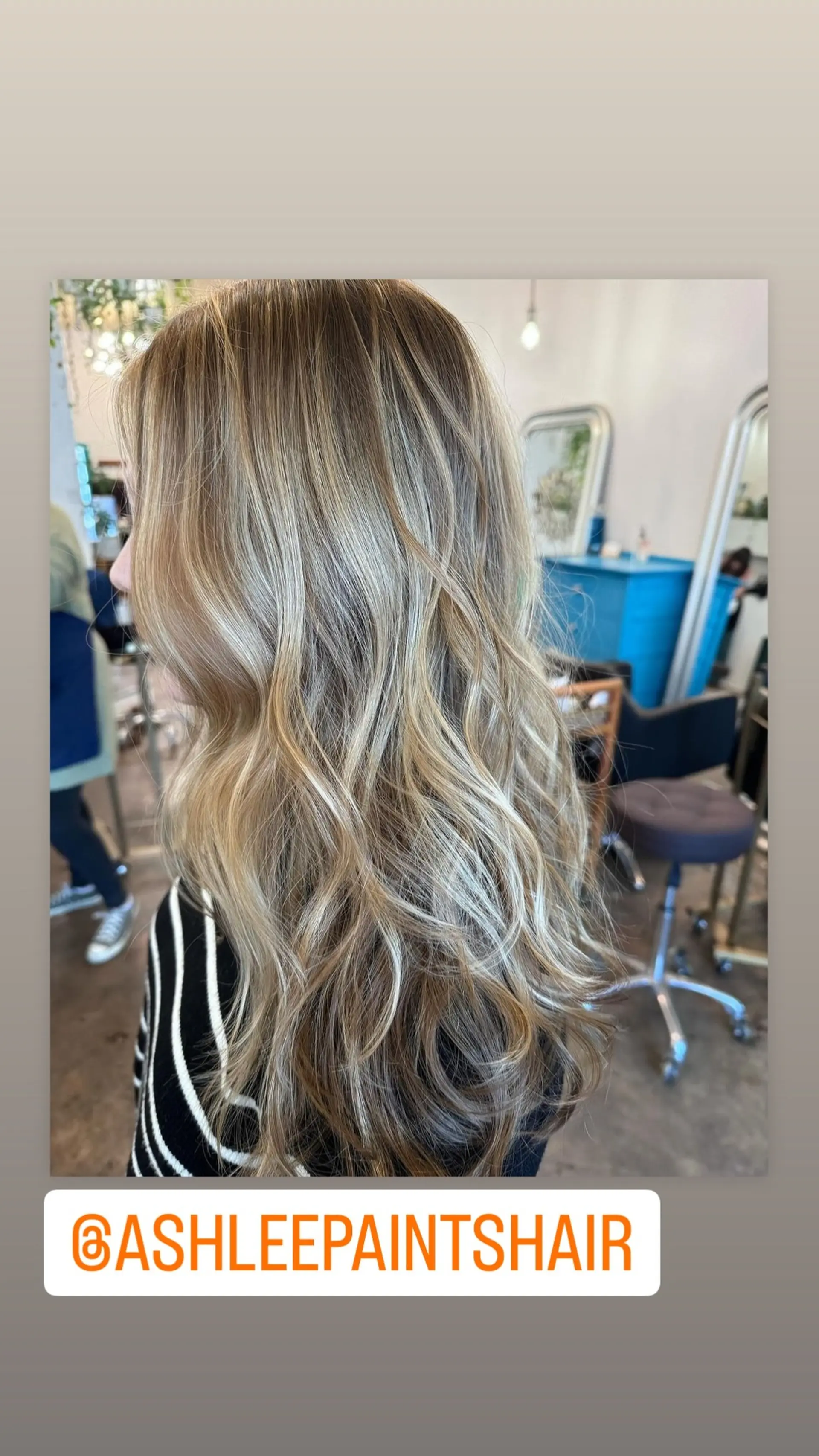 A stunning bronde balayage with beachy waves. 1