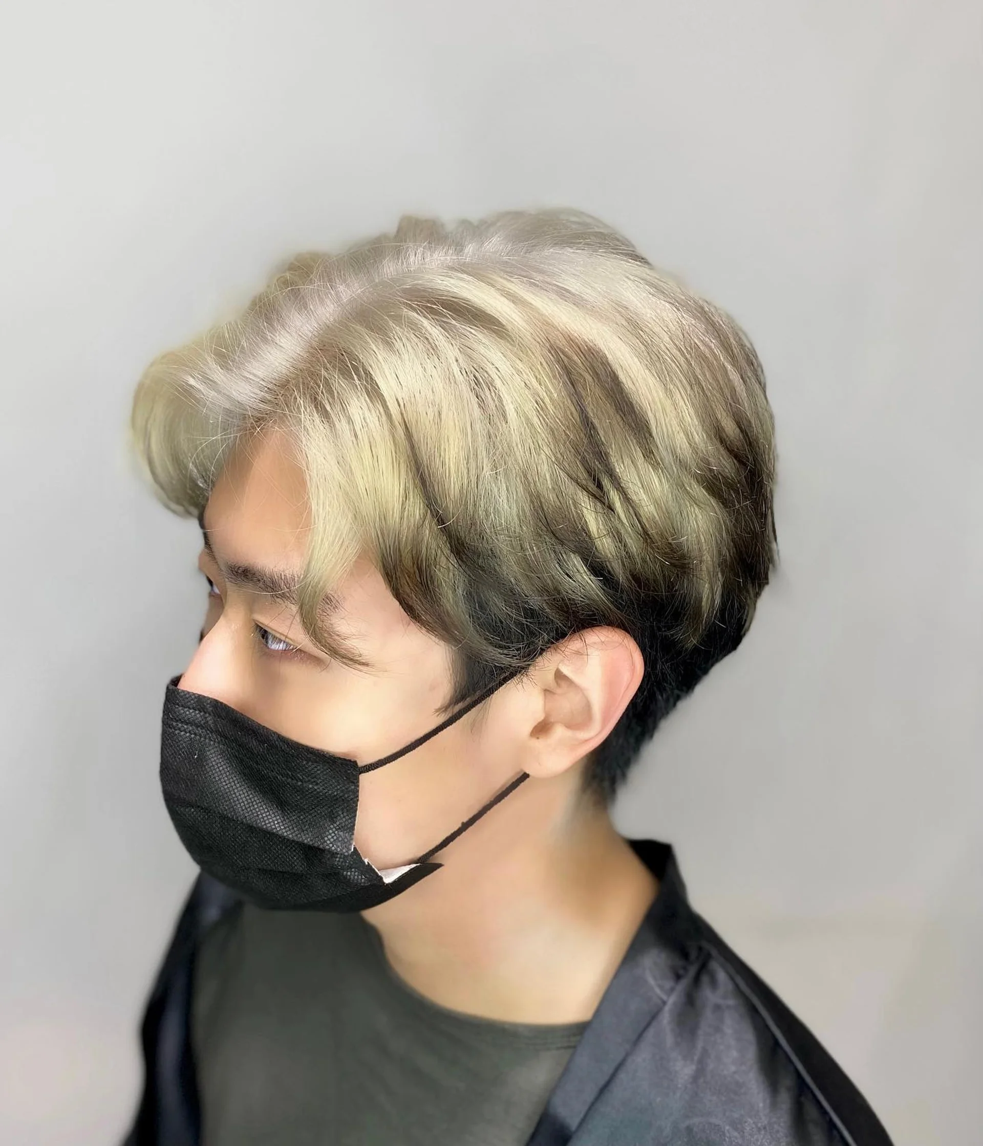 Modern cream blonde medium straight hairstyle from Goodhands Hair Salon in Queens - Preview 2