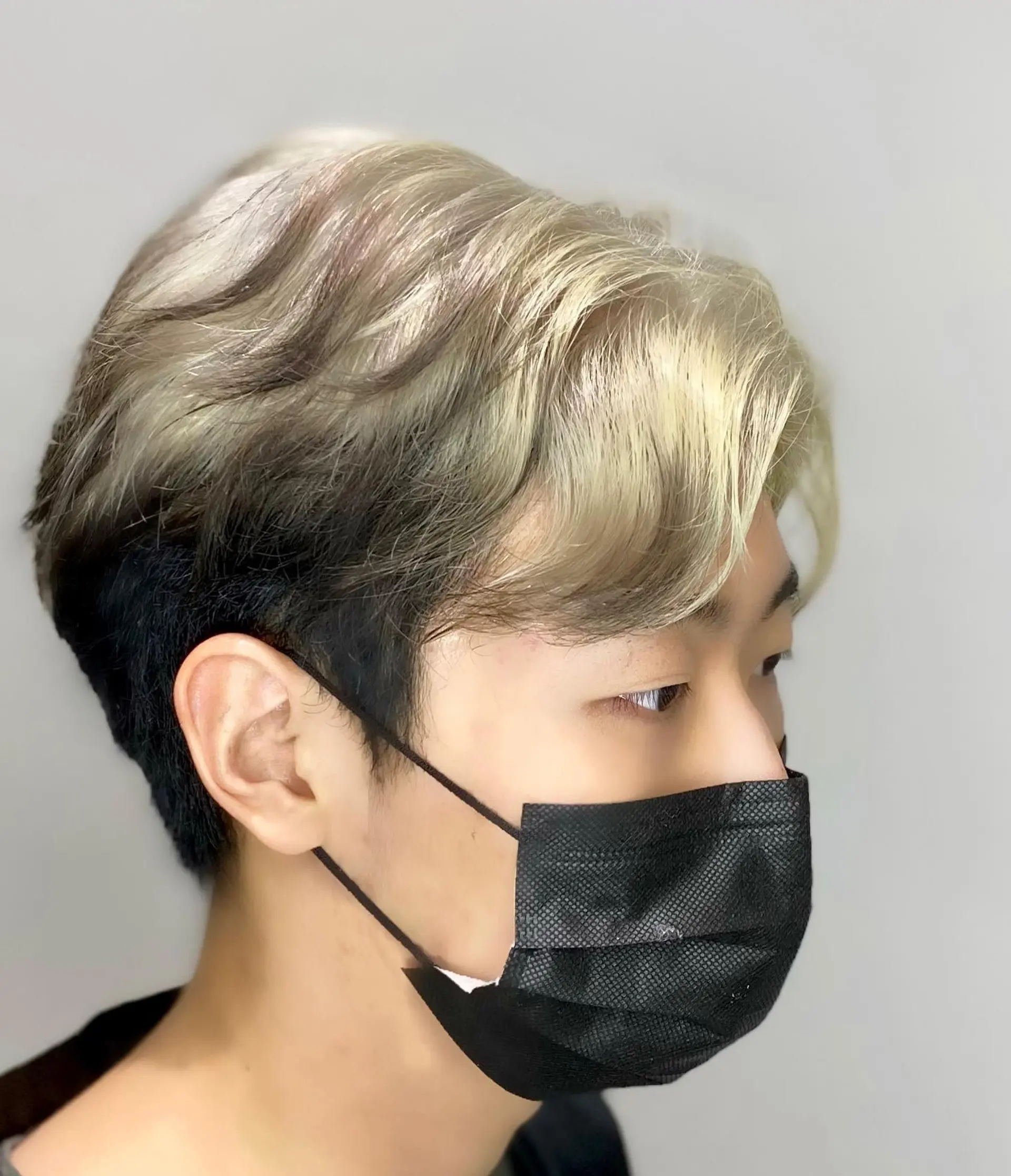 A trendy, textured medium-length hairstyle featuring a bold two-tone color contrast. 2