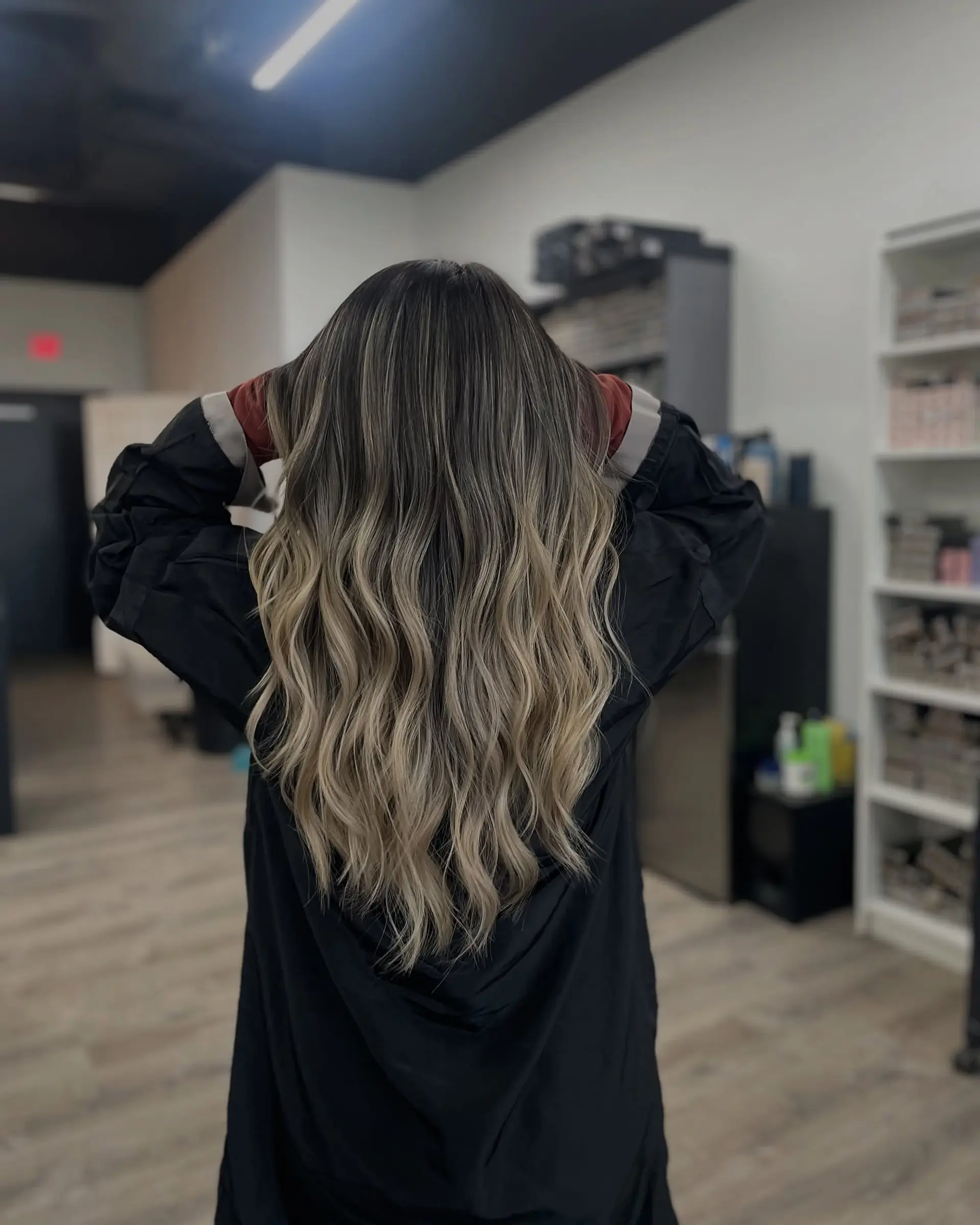 Long wavy hair with a balayage color technique. 1