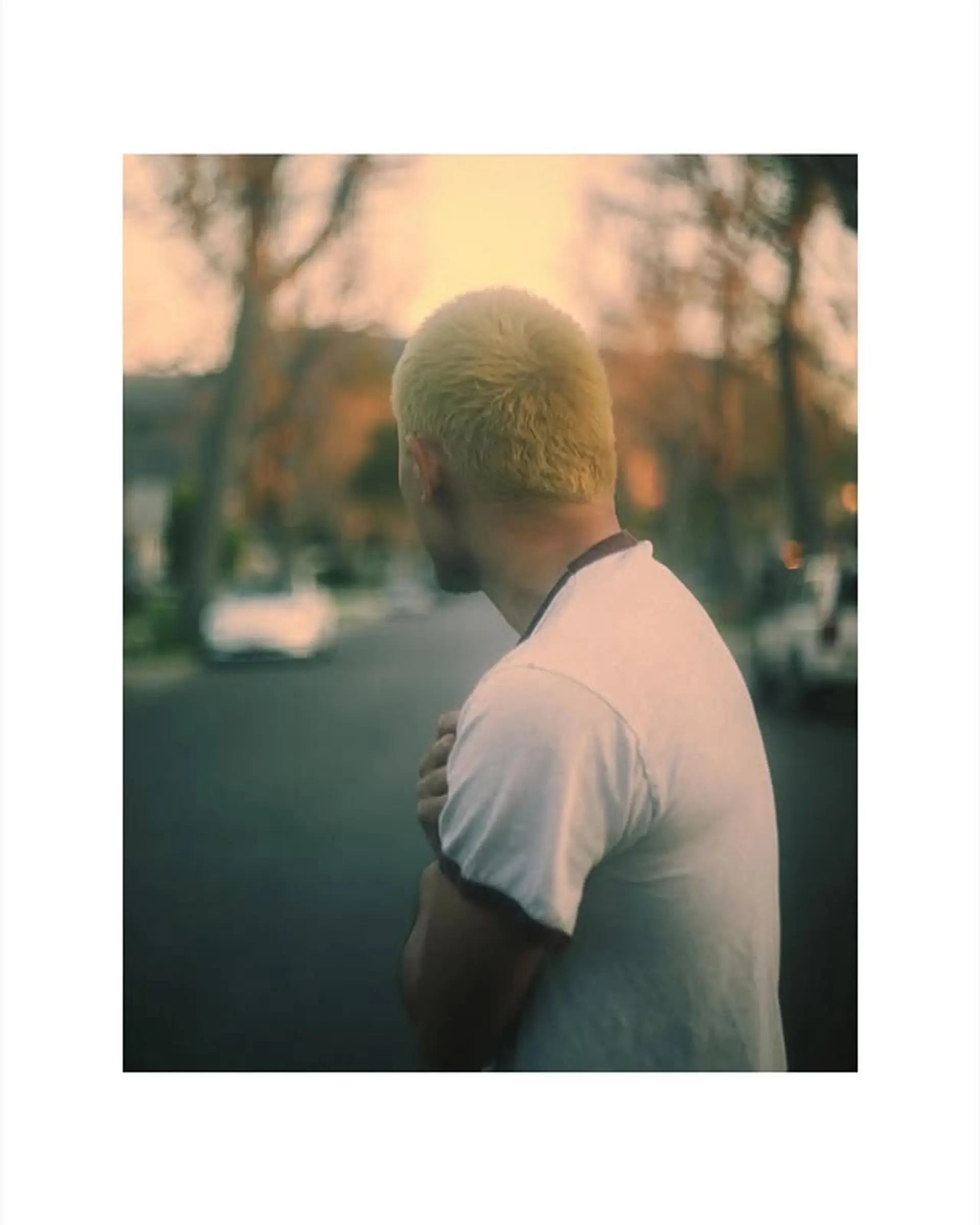 A very short, uniform buzz cut. 1