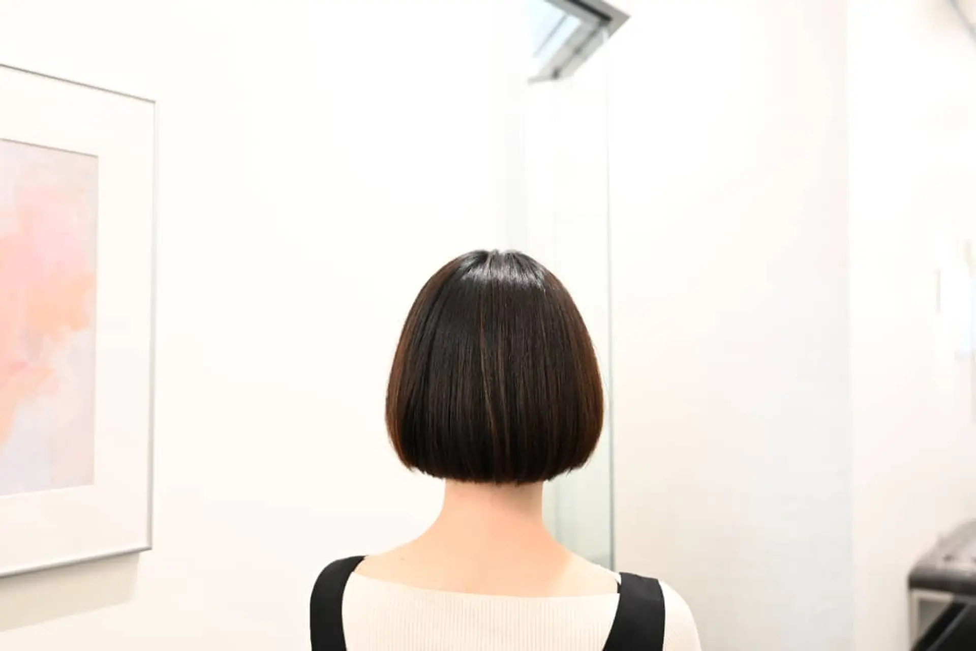 A sleek, chin-length blunt bob cut straight across the nape with a smooth, glossy finish. 1