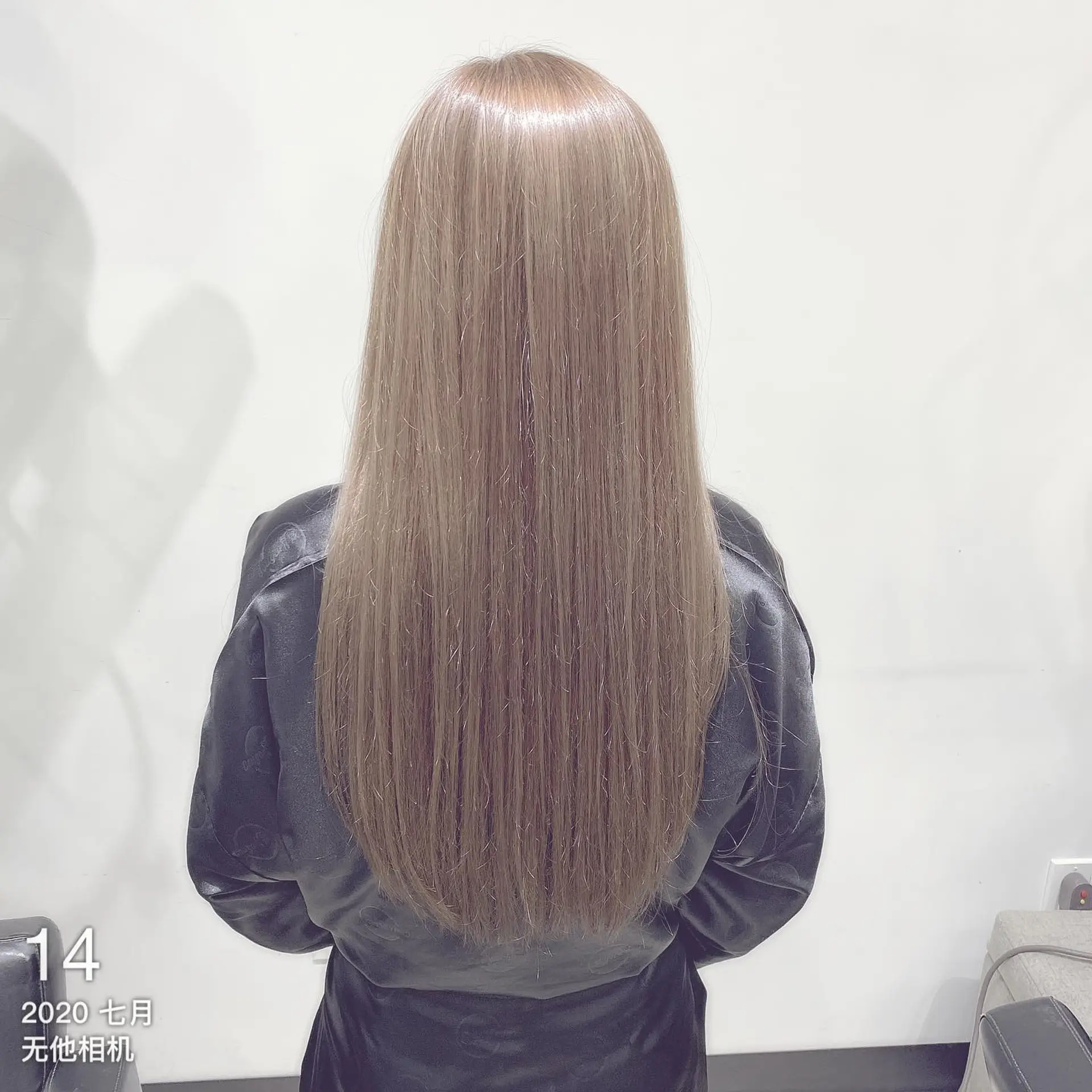 Very long, straight hair with a honey blonde color. 1