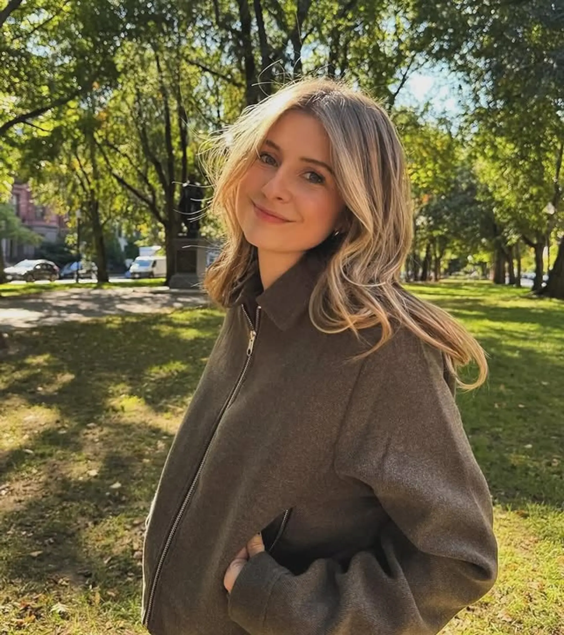 A breezy and beautiful medium-length style with beachy waves and a blonde balayage. 1