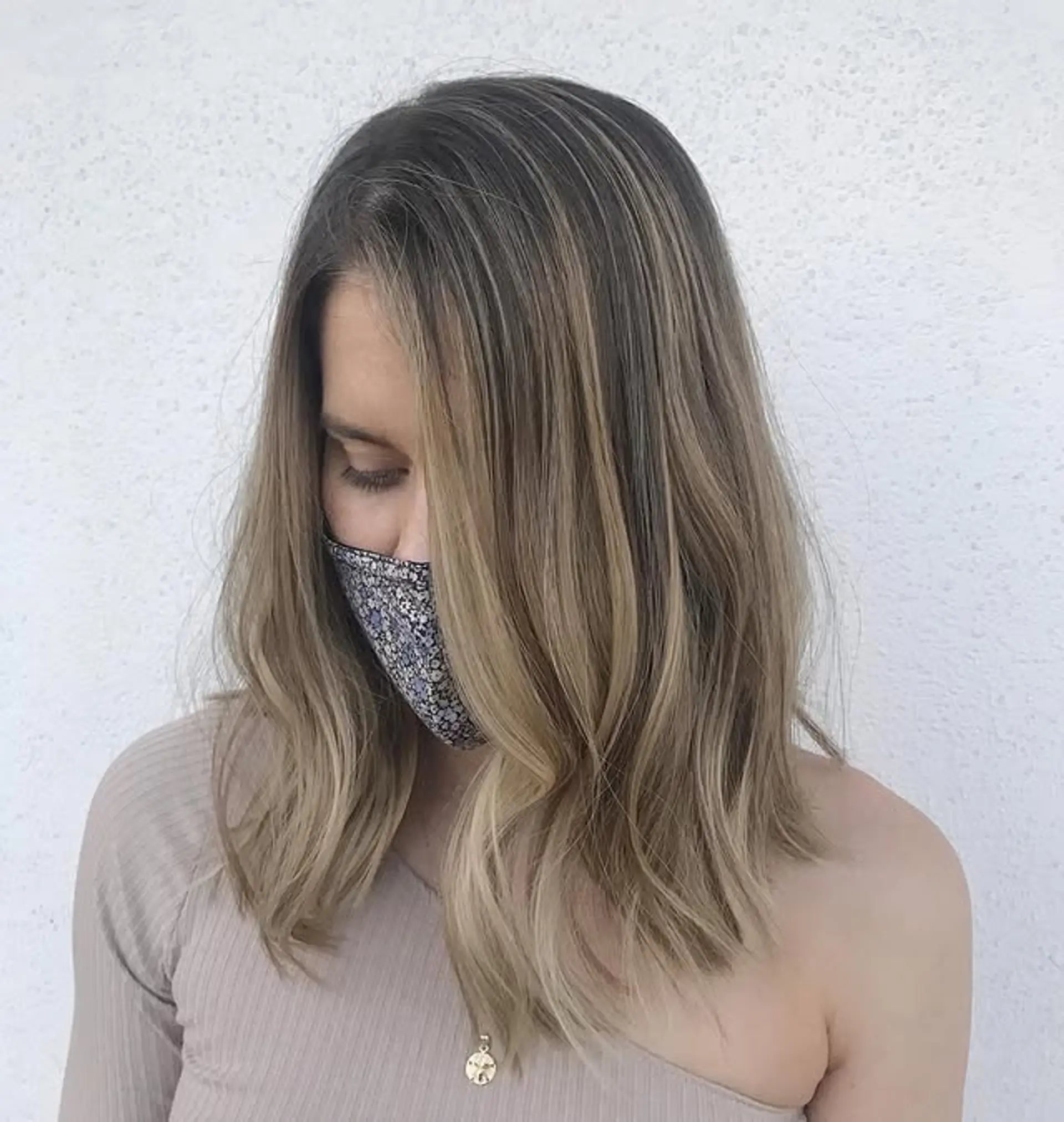A trendy shoulder-length lob with a bronde balayage, creating a natural, sun-kissed look. 1