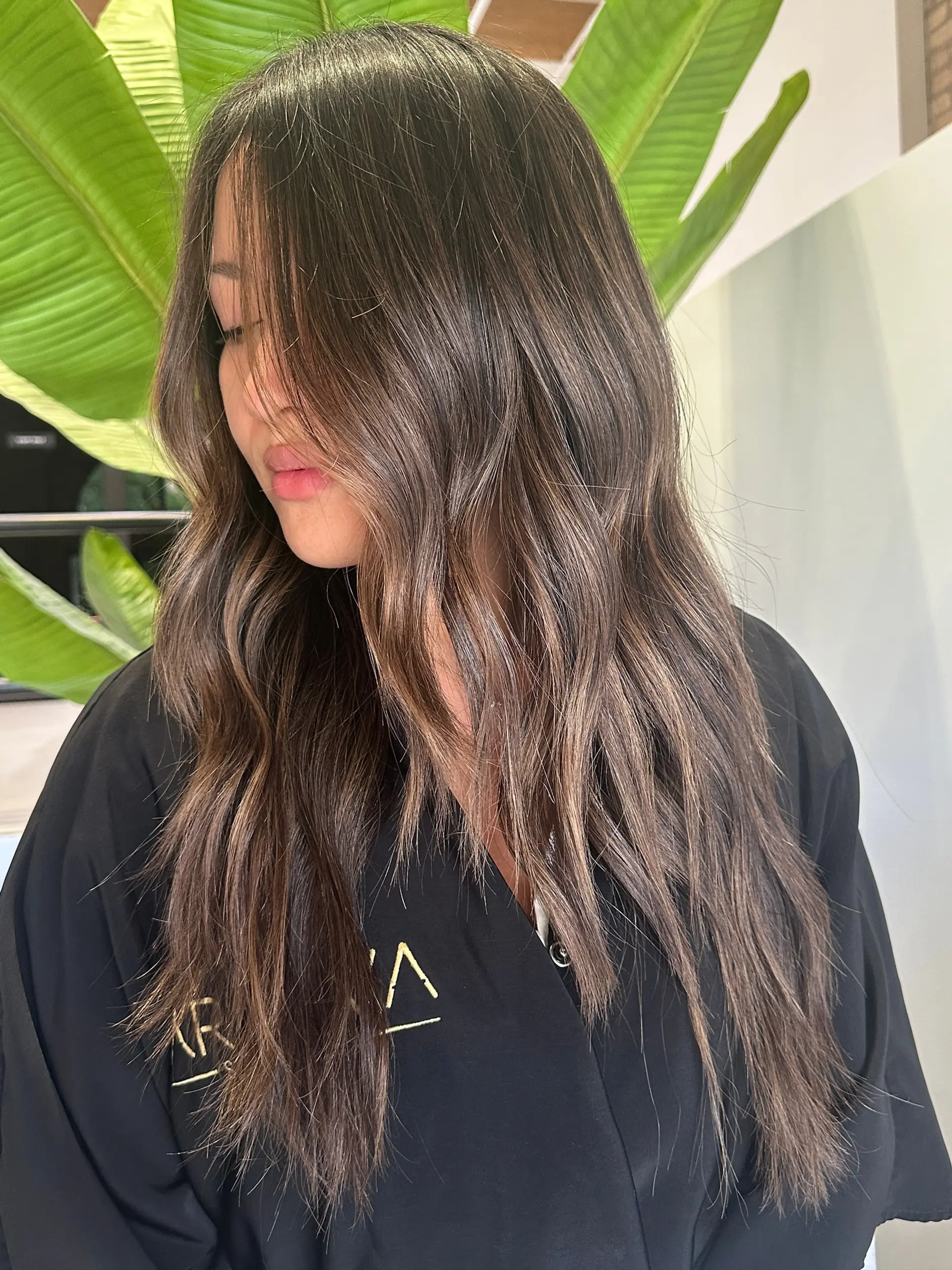 Long wavy hair with face-framing layers and a balayage color effect. 2