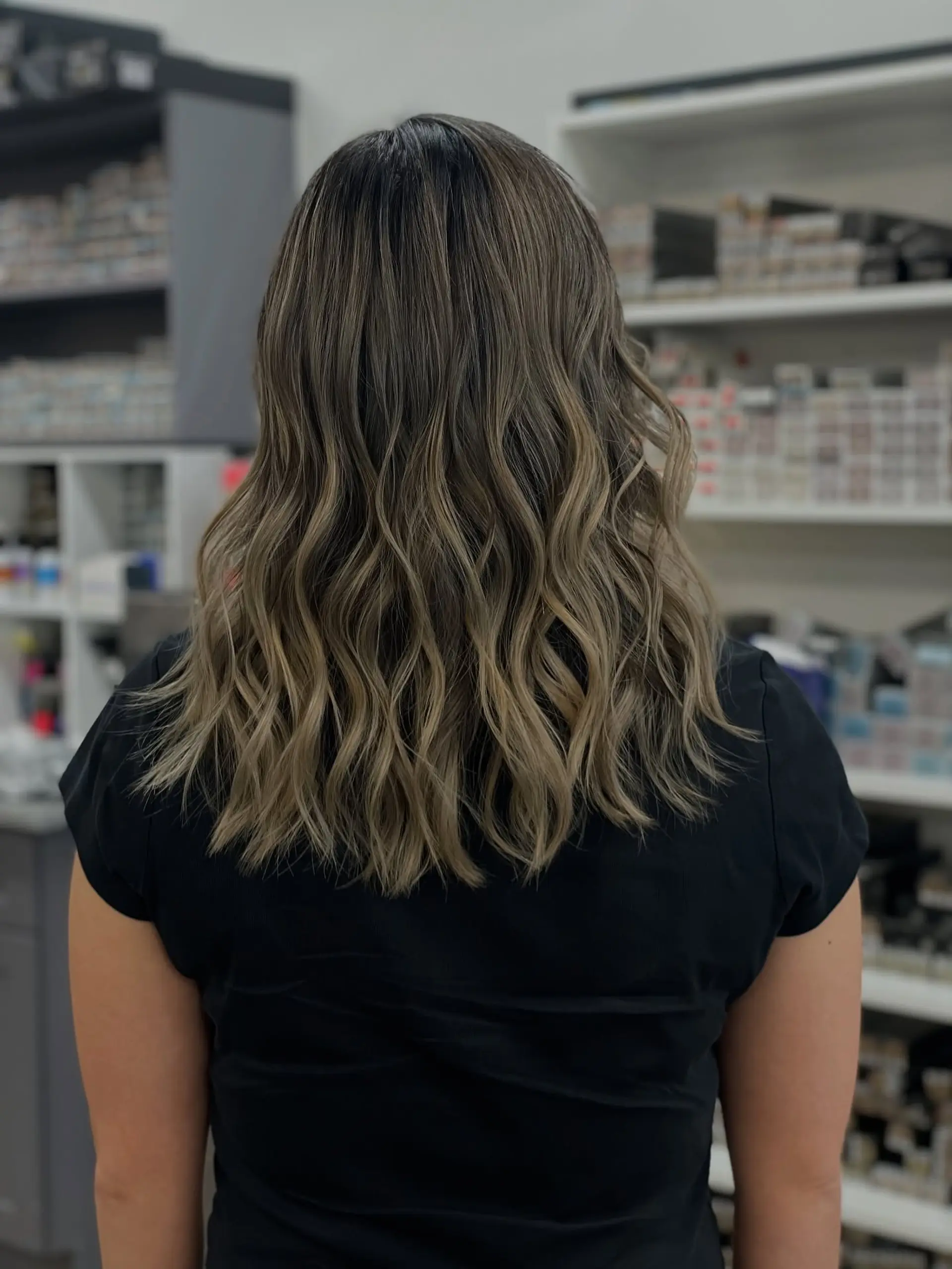 A medium length wavy hairstyle with a bronde balayage. 1