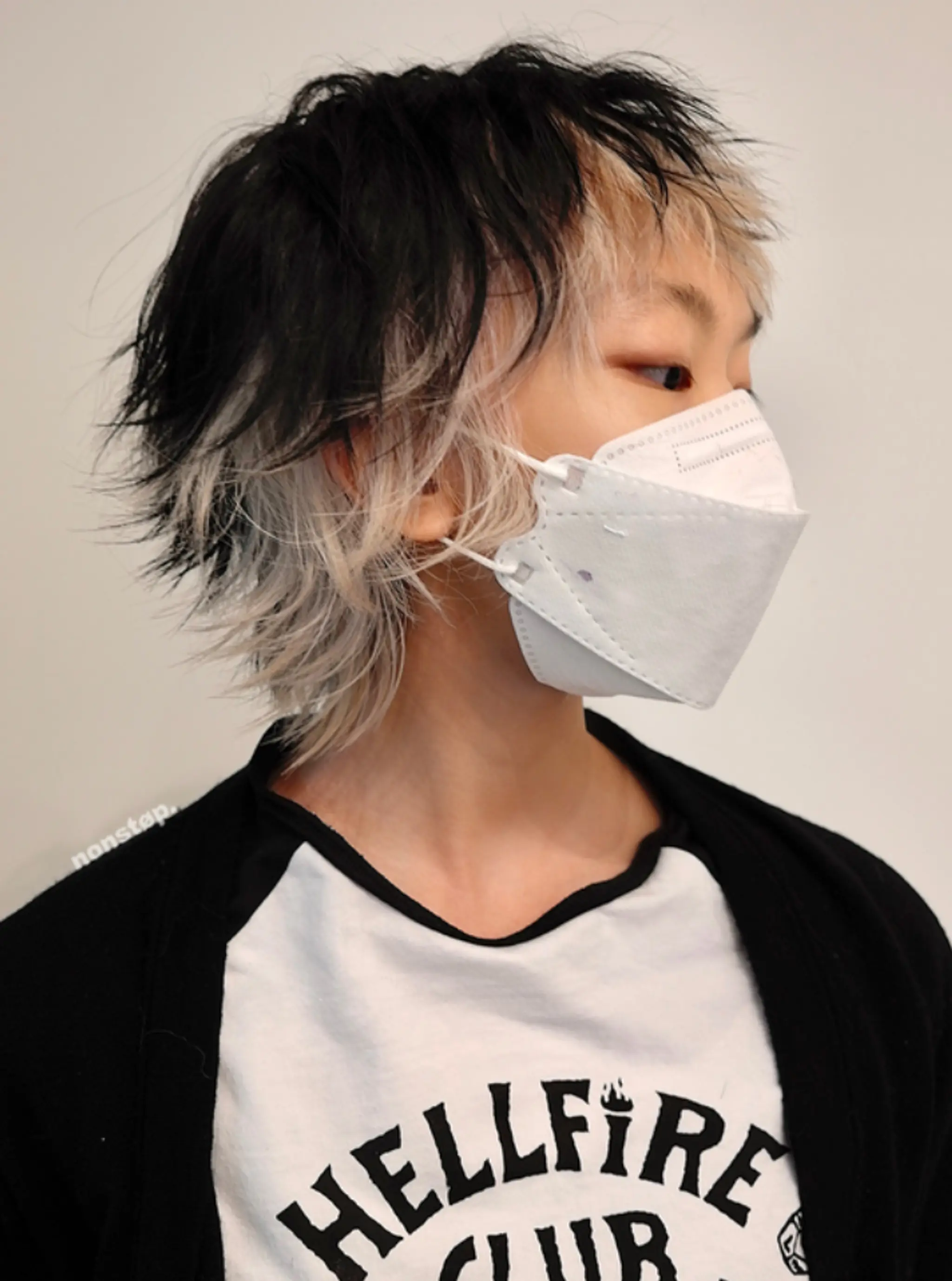 A medium-length, wavy, layered cut with a deep black base transitioning to platinum blonde at the ends, featuring an unkempt and tousled texture.
(NonstopStyle: by Hiro)