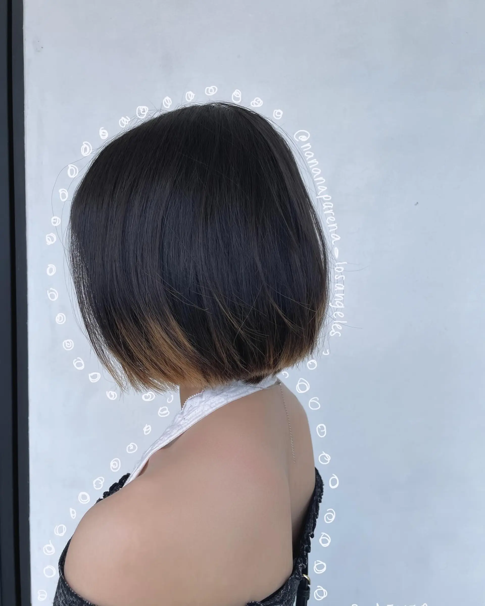 A chic bob haircut with a trendy shadow root and warm caramel balayage highlights. 1