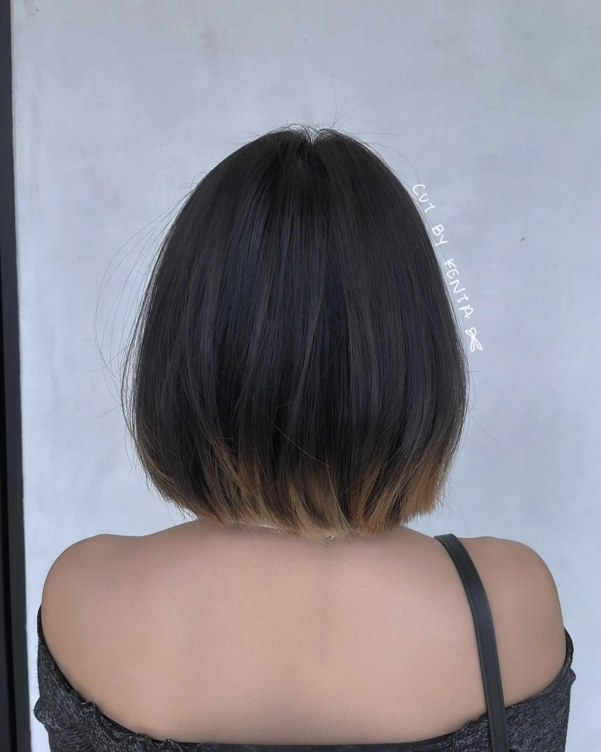A chic bob haircut with a trendy shadow root and warm caramel balayage highlights. 2