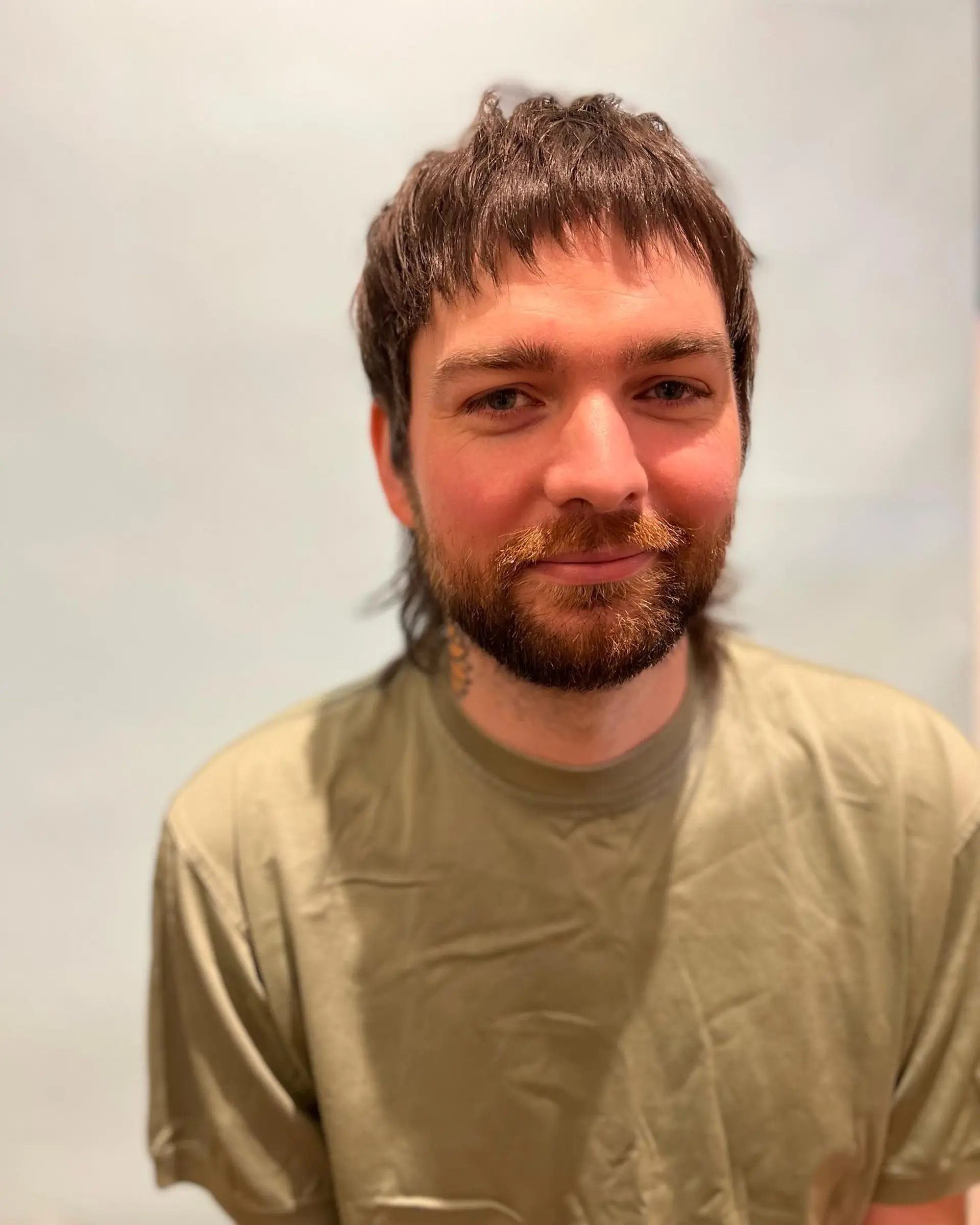 A contemporary take on the classic mullet, featuring a textured fringe and layered back. 1