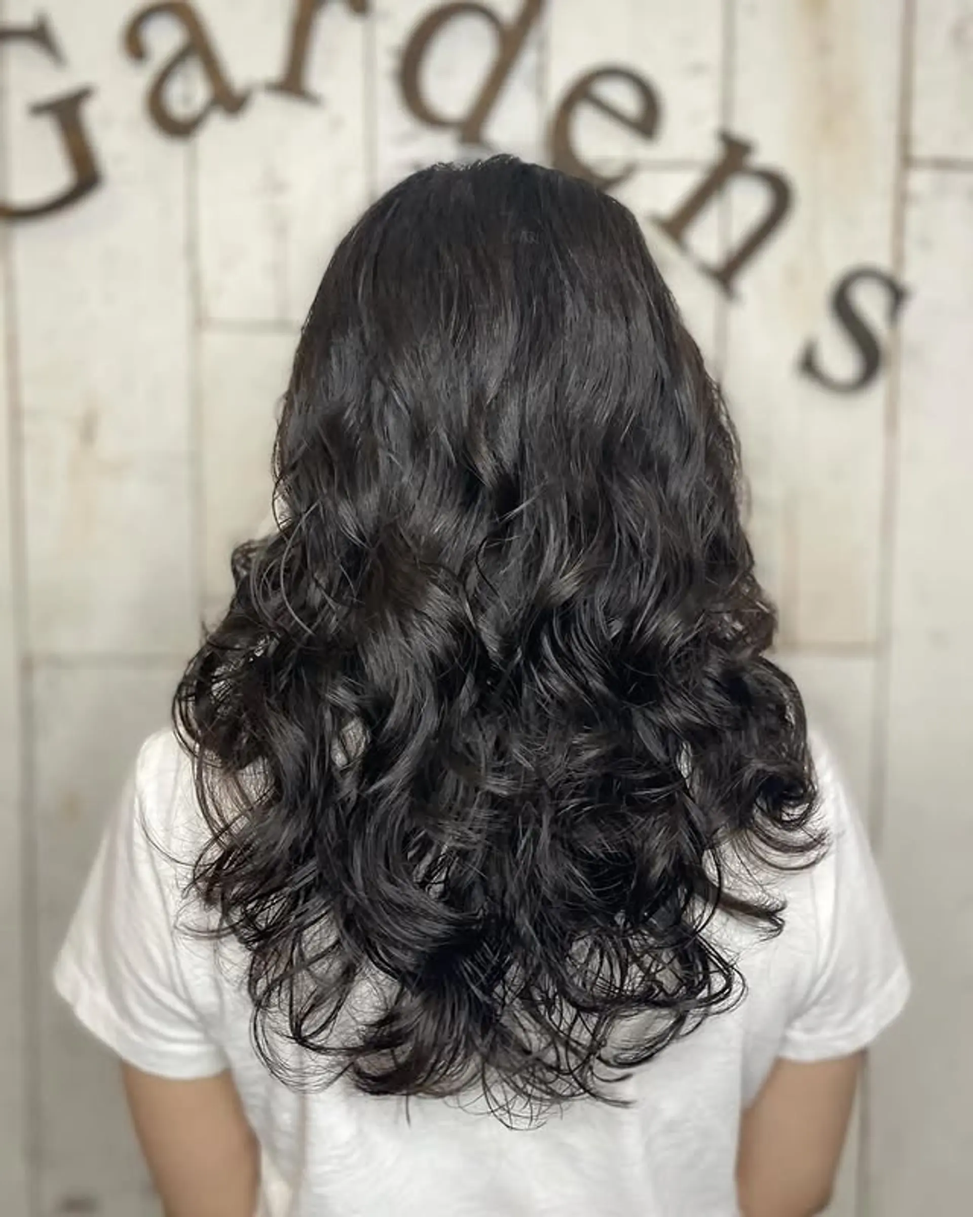 A long wavy hairstyle featuring relaxed waves and layers. 1