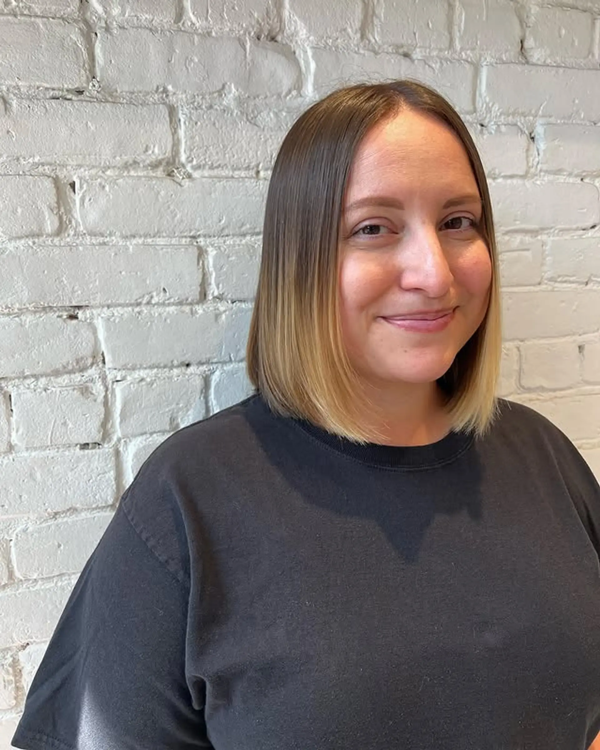 A shoulder-length lob with a seamless transition from brown roots to blonde ends. 1