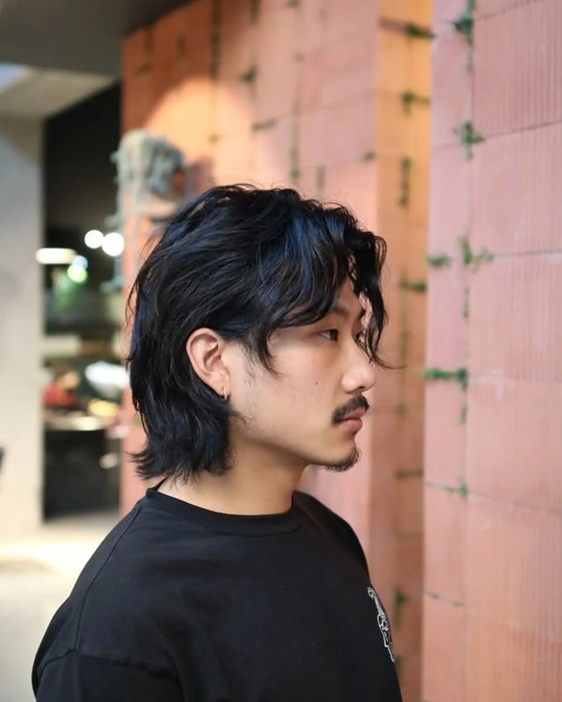 A modern take on the classic shag mullet with face-framing layers and natural texture. 1