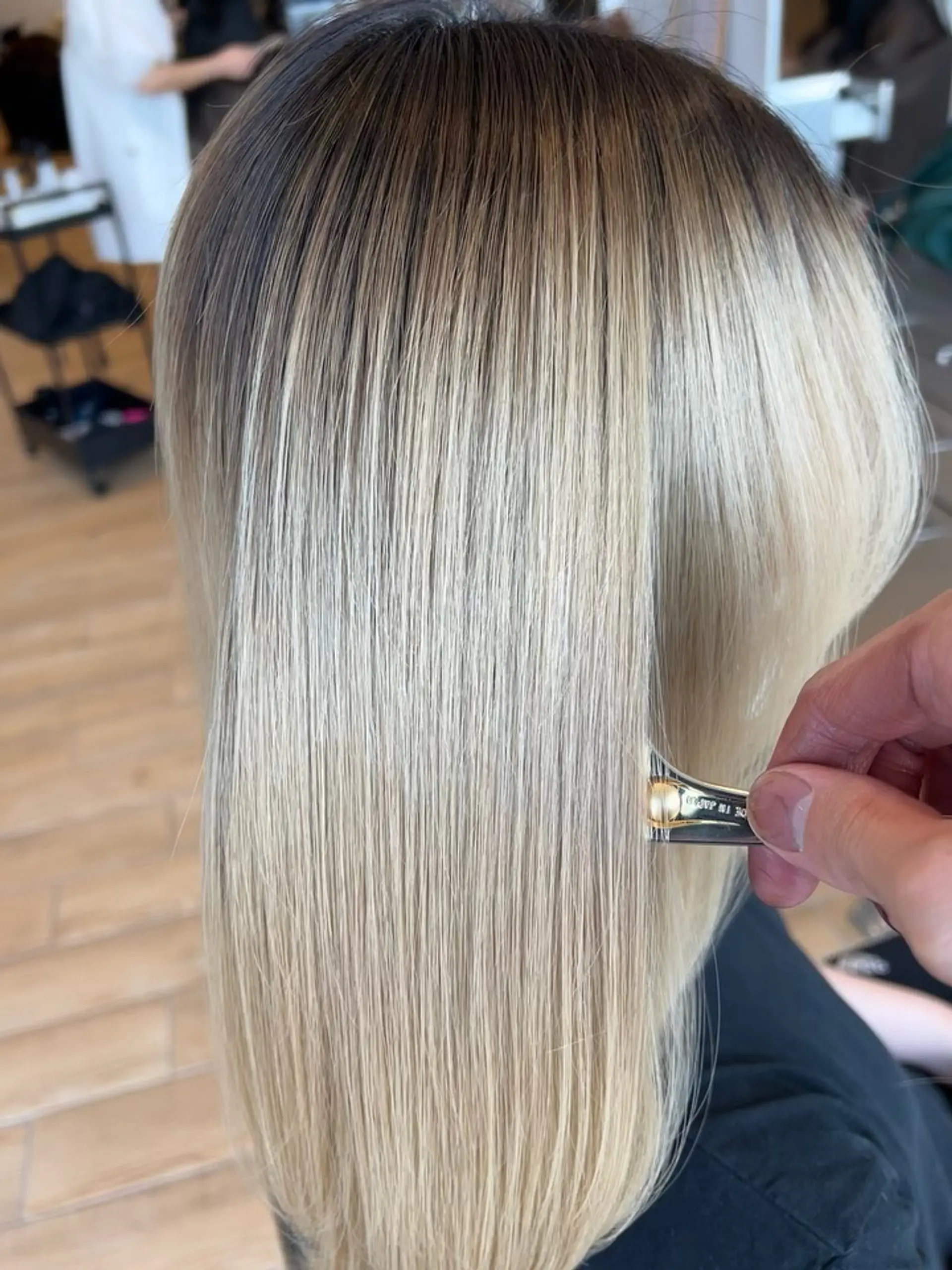 A pin-straight, ultra-sleek blonde lob with a smooth dark shadow root. 1