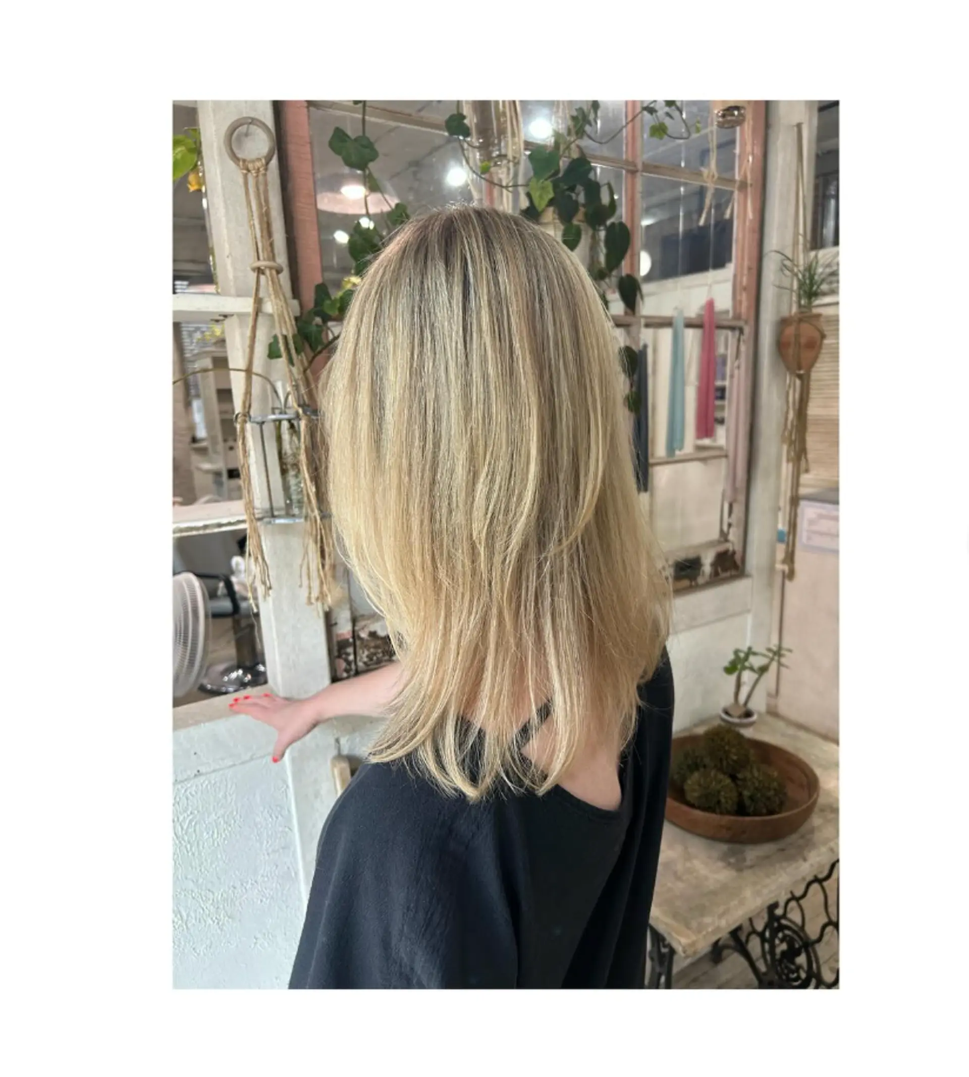 A layered haircut with face-framing layers and a beachy, textured finish. 1