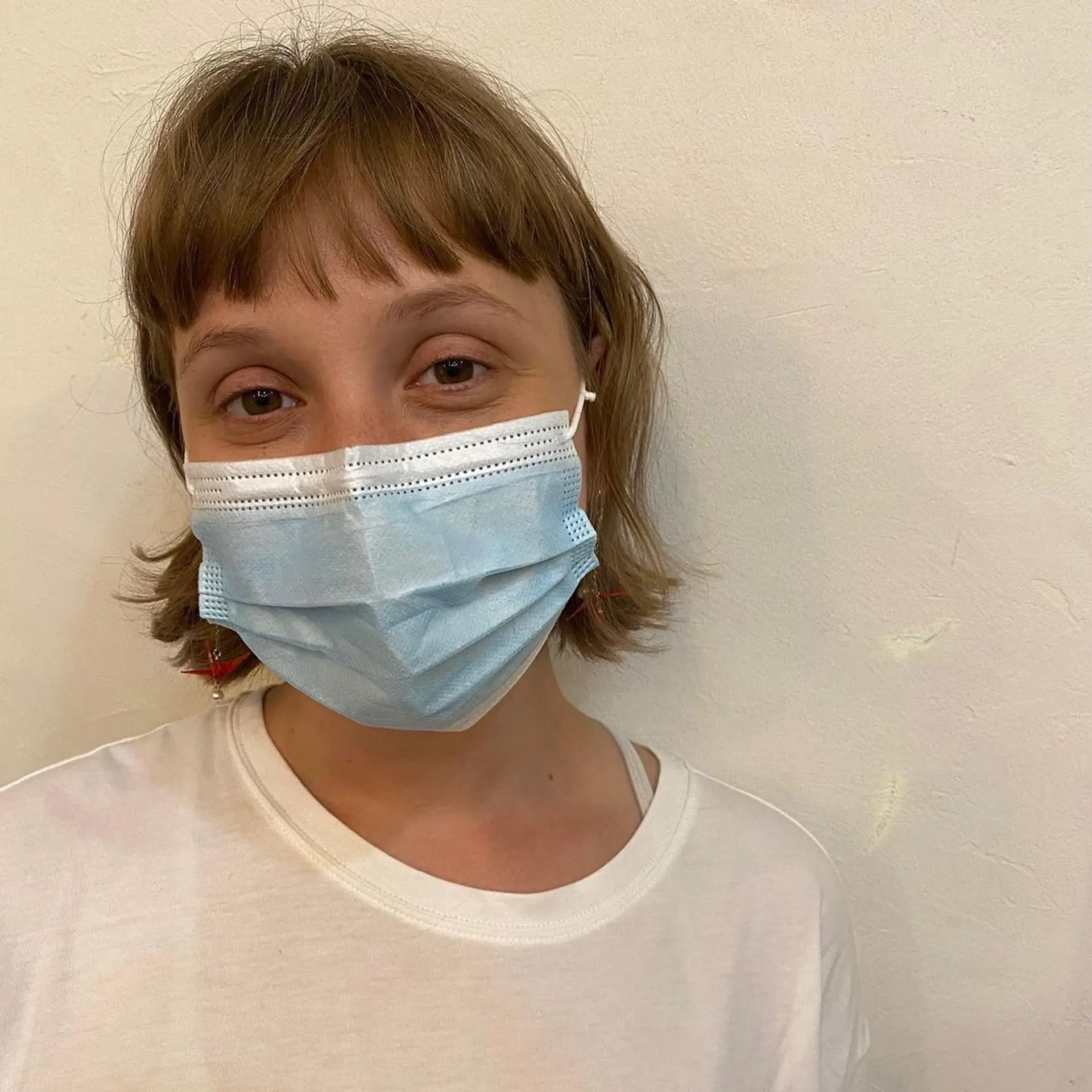 A casual bob cut with short-length light brown straight hair featuring blunt bangs framing the forehead. (By Coco)  2