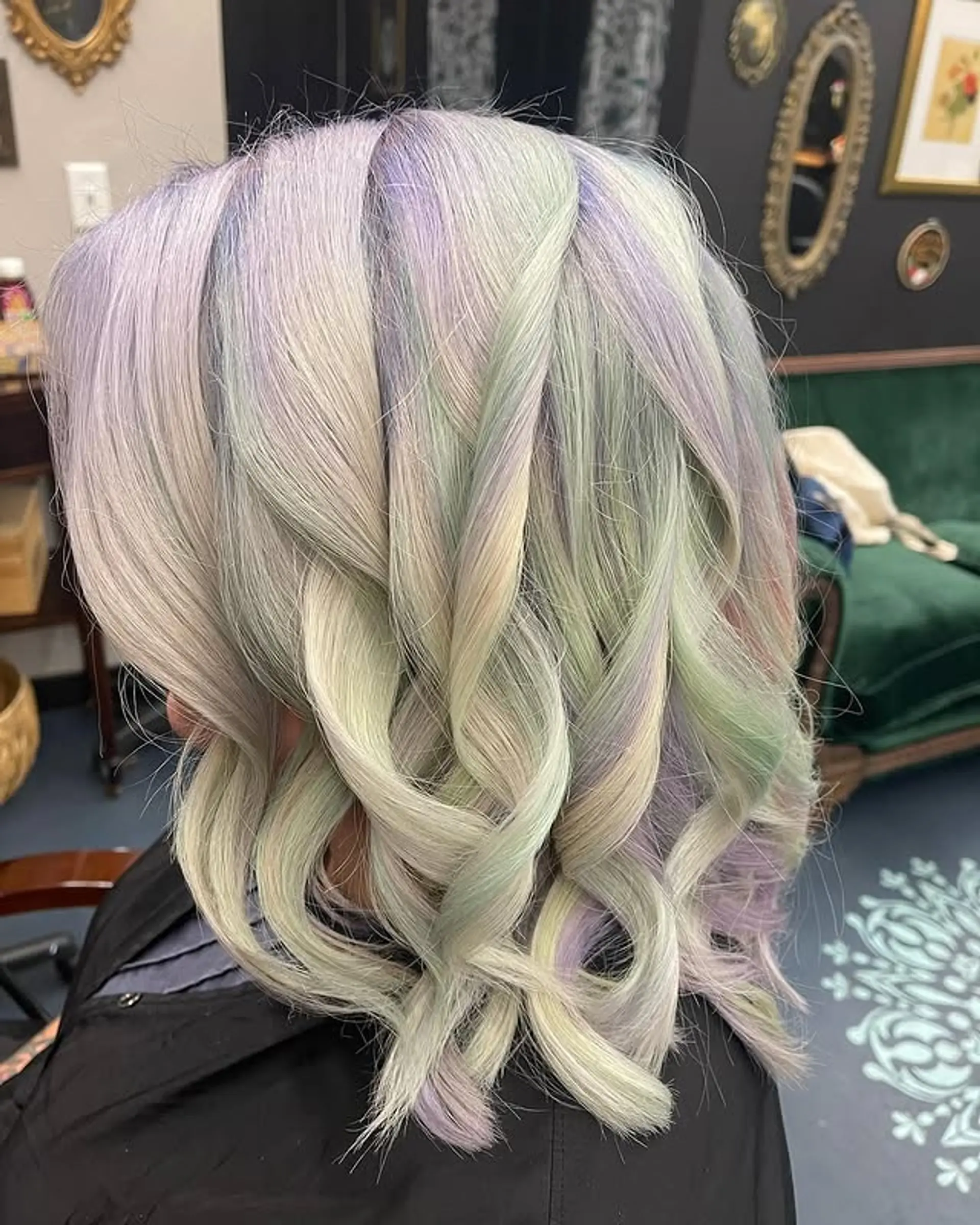 Wavy medium-length hairstyle with a pastel color palette. 1