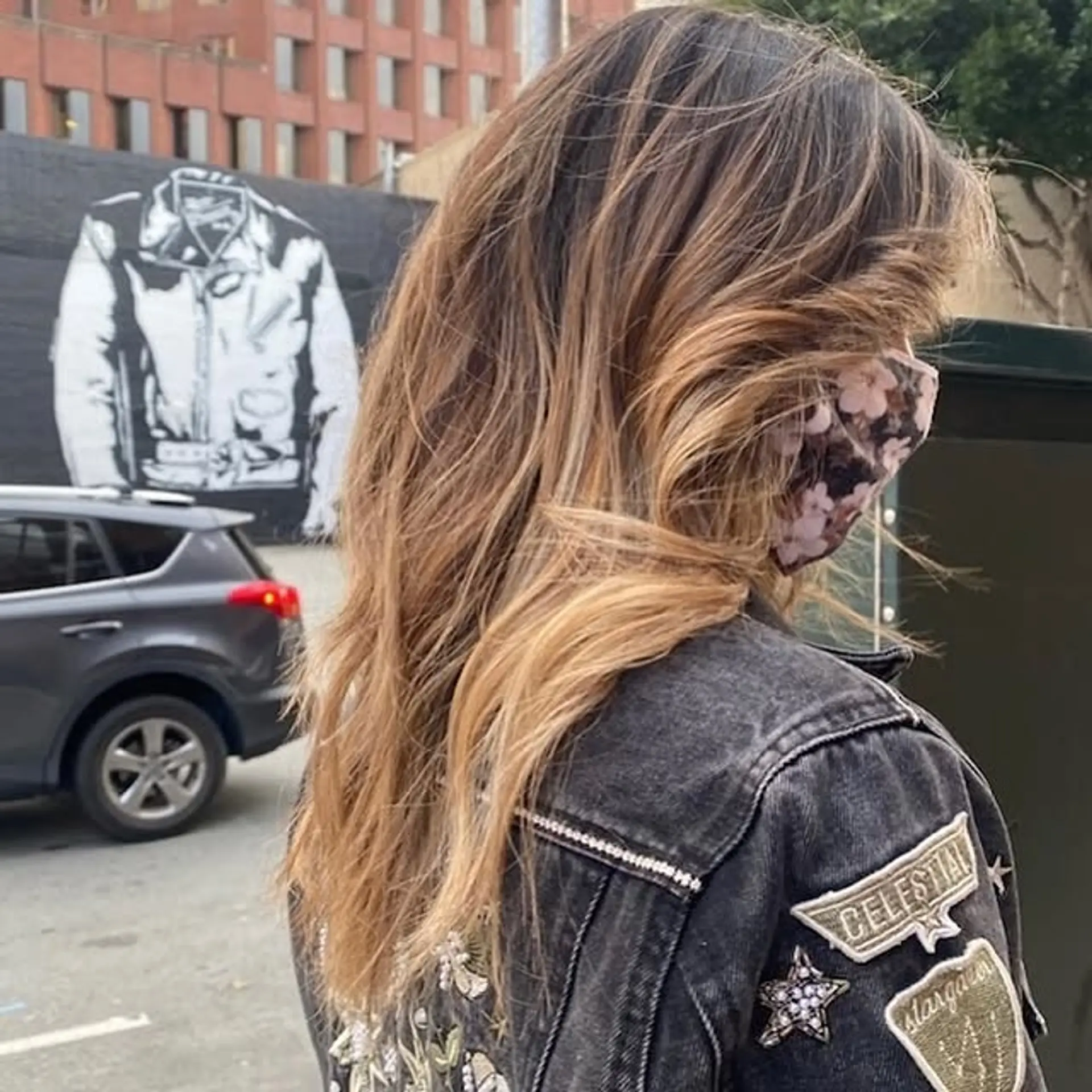 Long, wavy hair with a bronde balayage. 1