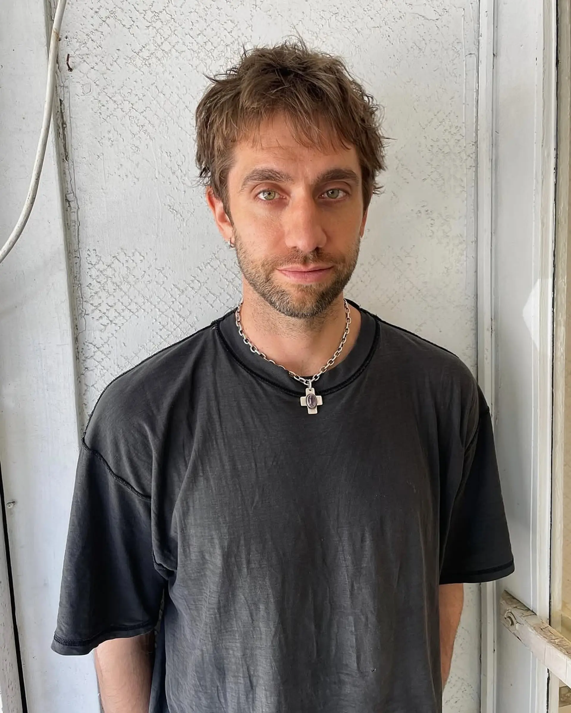 A short, wavy hairstyle with brown tones, characterized by tousled layers and a casual, relaxed fringe. 1