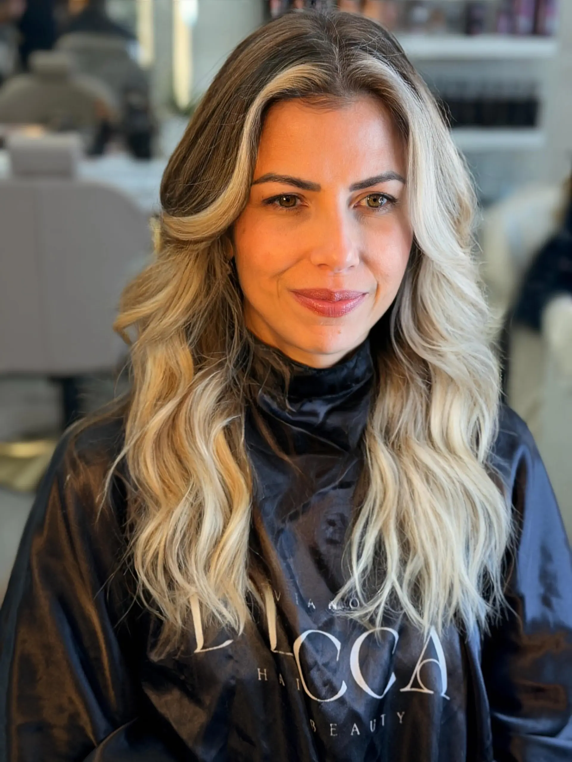 Long wavy hairstyle featuring a seamless blonde balayage with high-contrast, face-framing money piece highlights. 1