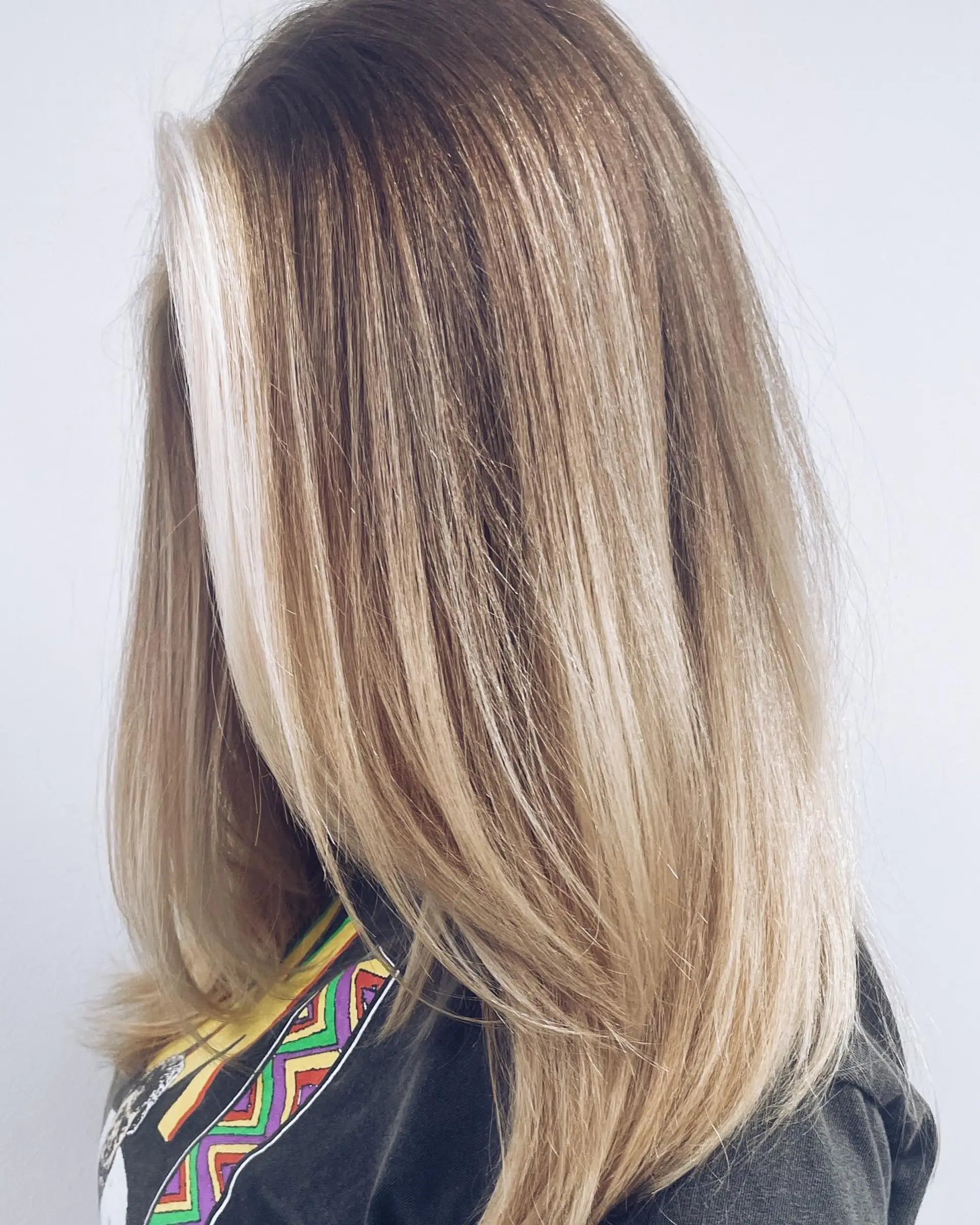 Straight, smooth long hair featuring dimensional blonde highlights and a prominent, high-contrast platinum money piece framing the face. 1