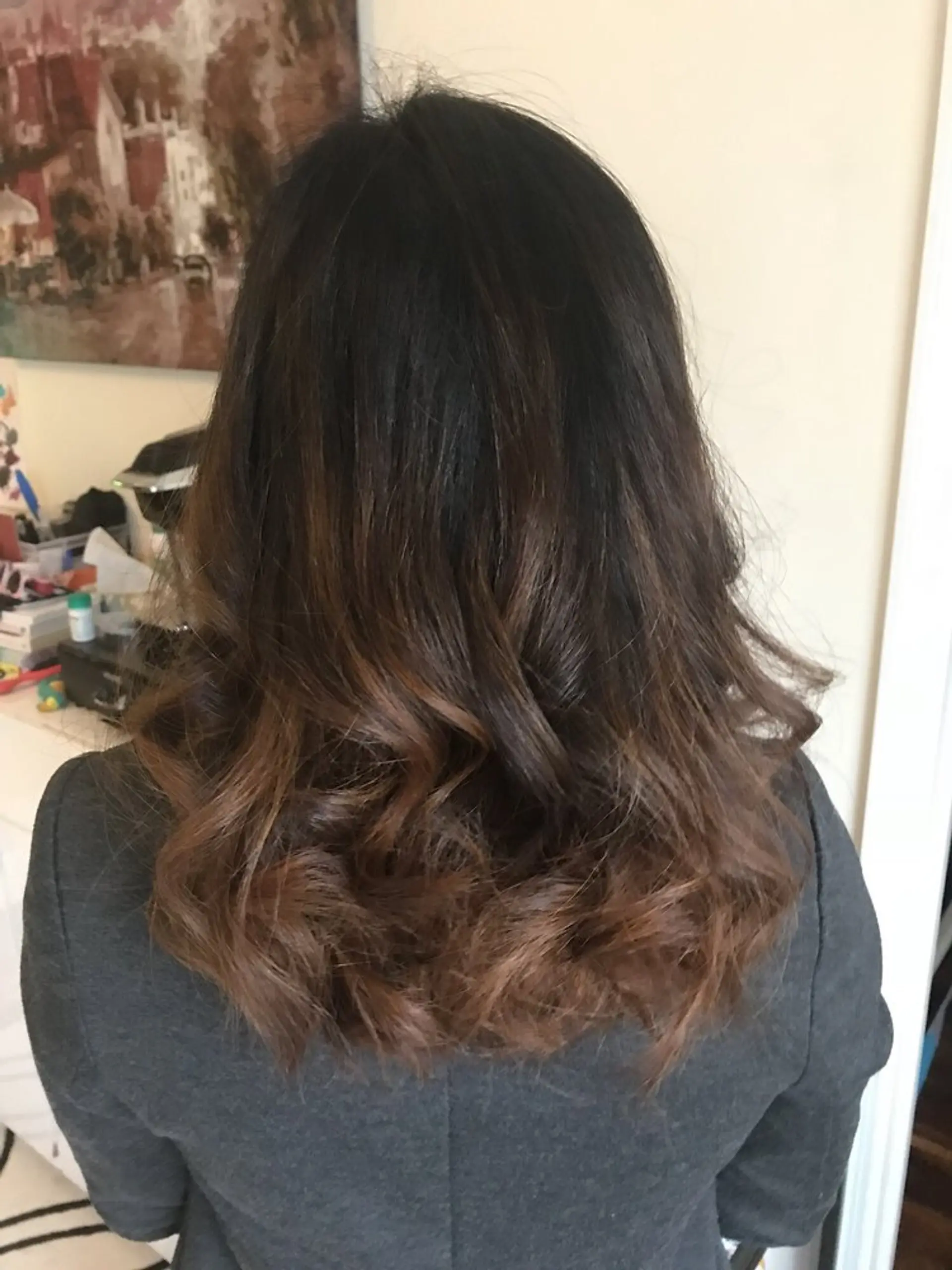 A medium-length wavy hairstyle with a caramel balayage. 1