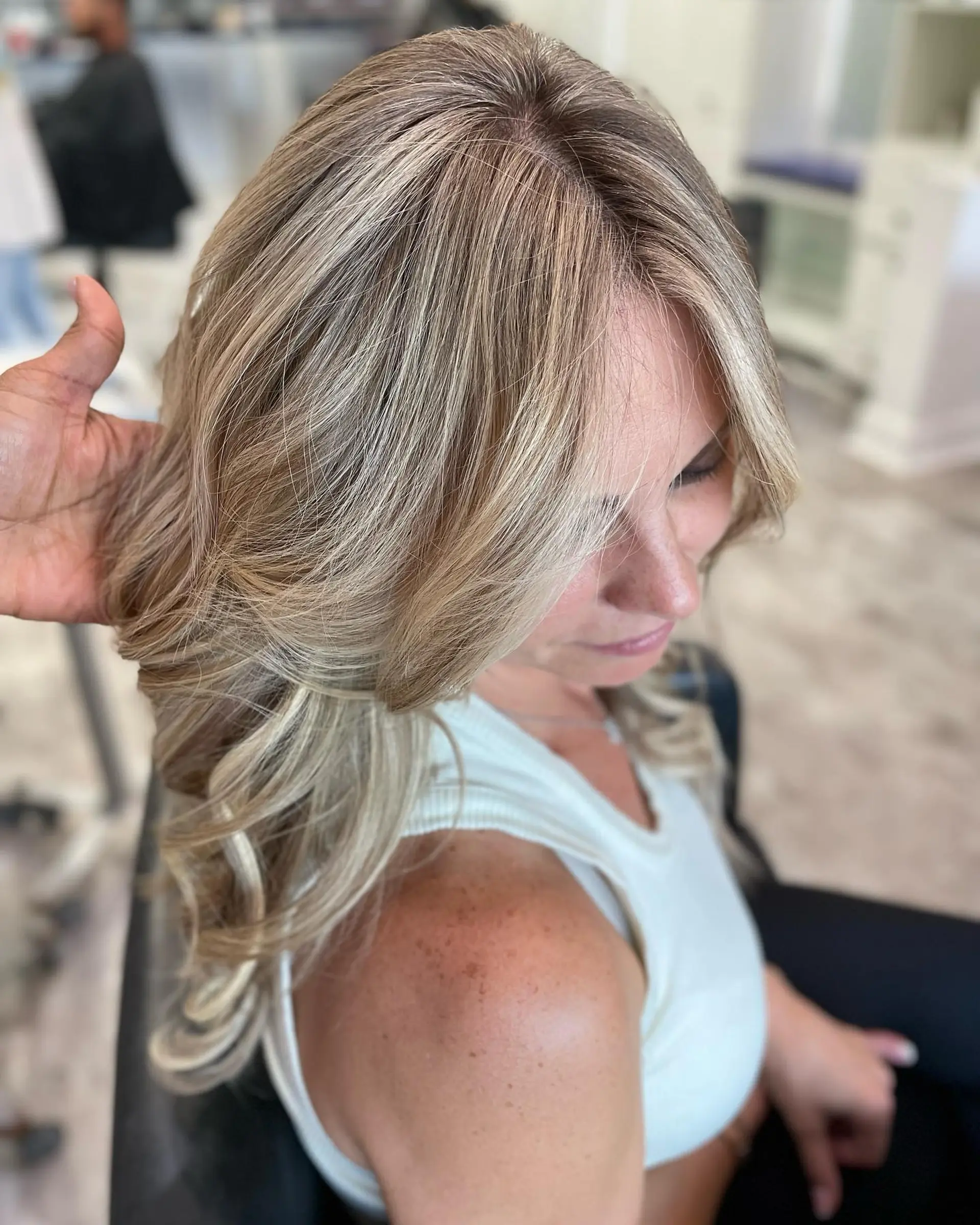 Long wavy hair with a blonde balayage and beachy waves. 1