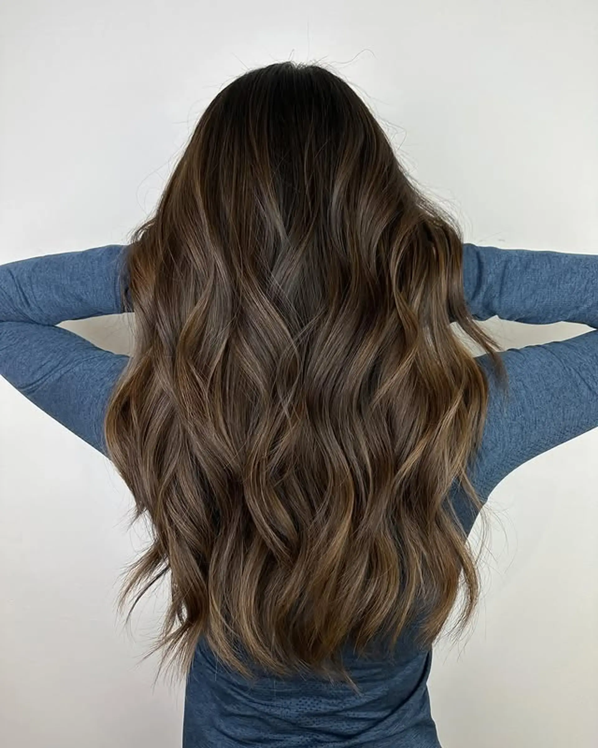 Wavy very long hair with a caramel balayage. 1