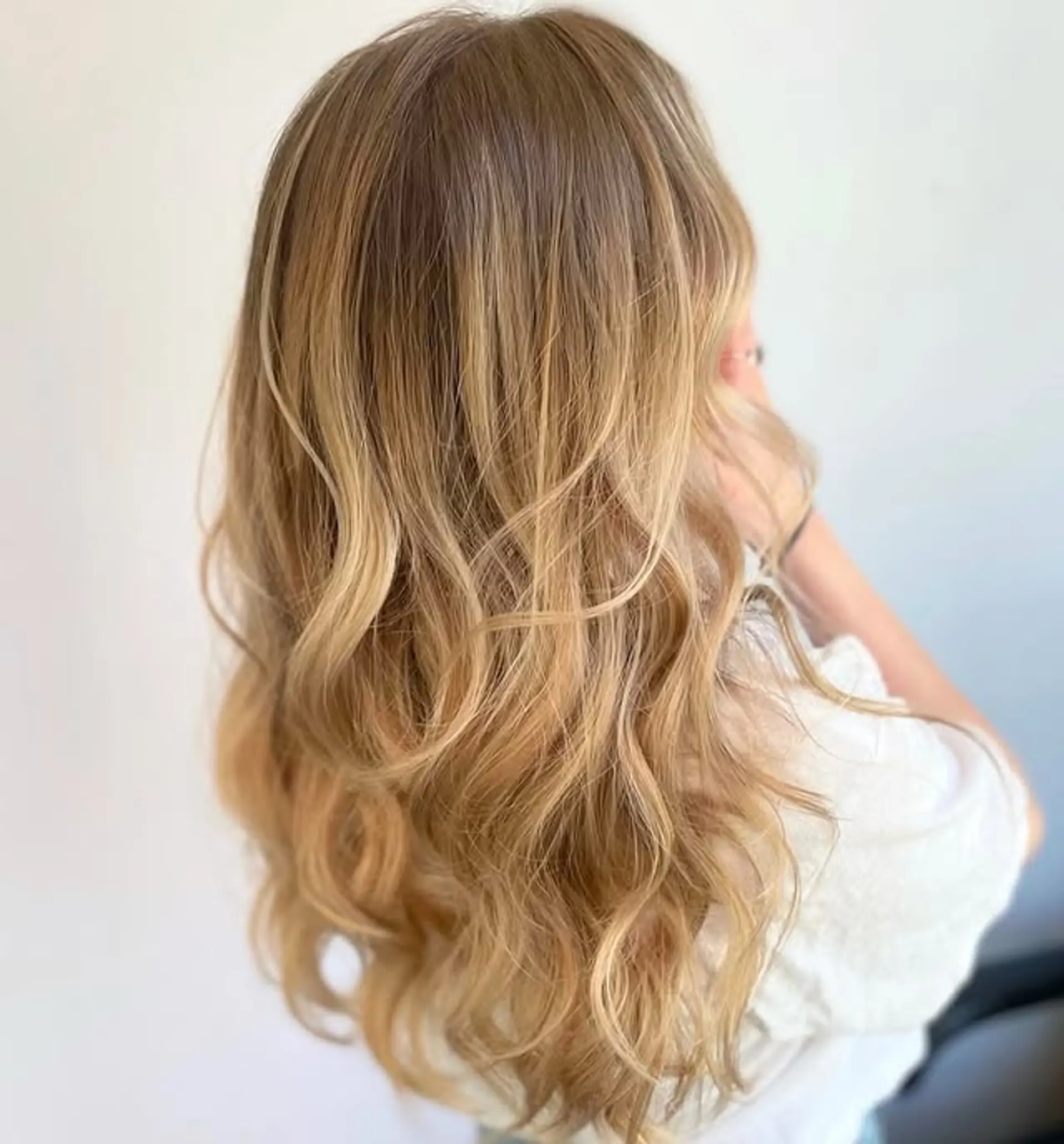 Long, flowing waves with a seamless balayage effect. 1