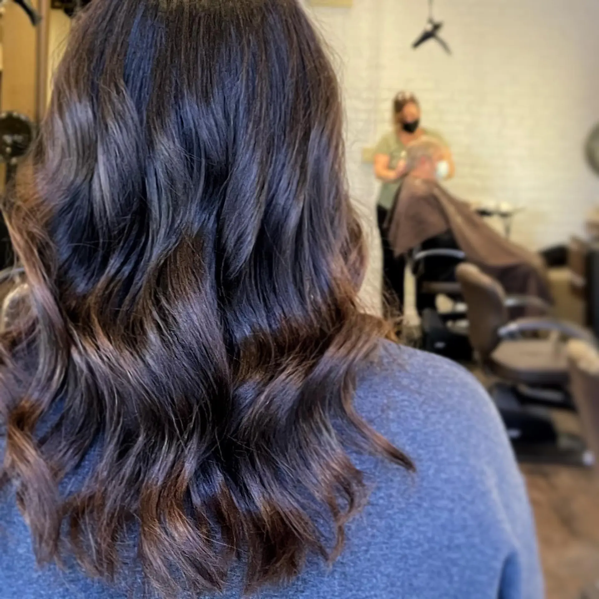 A medium-length wavy hairstyle with a beautiful bronzed balayage. 1