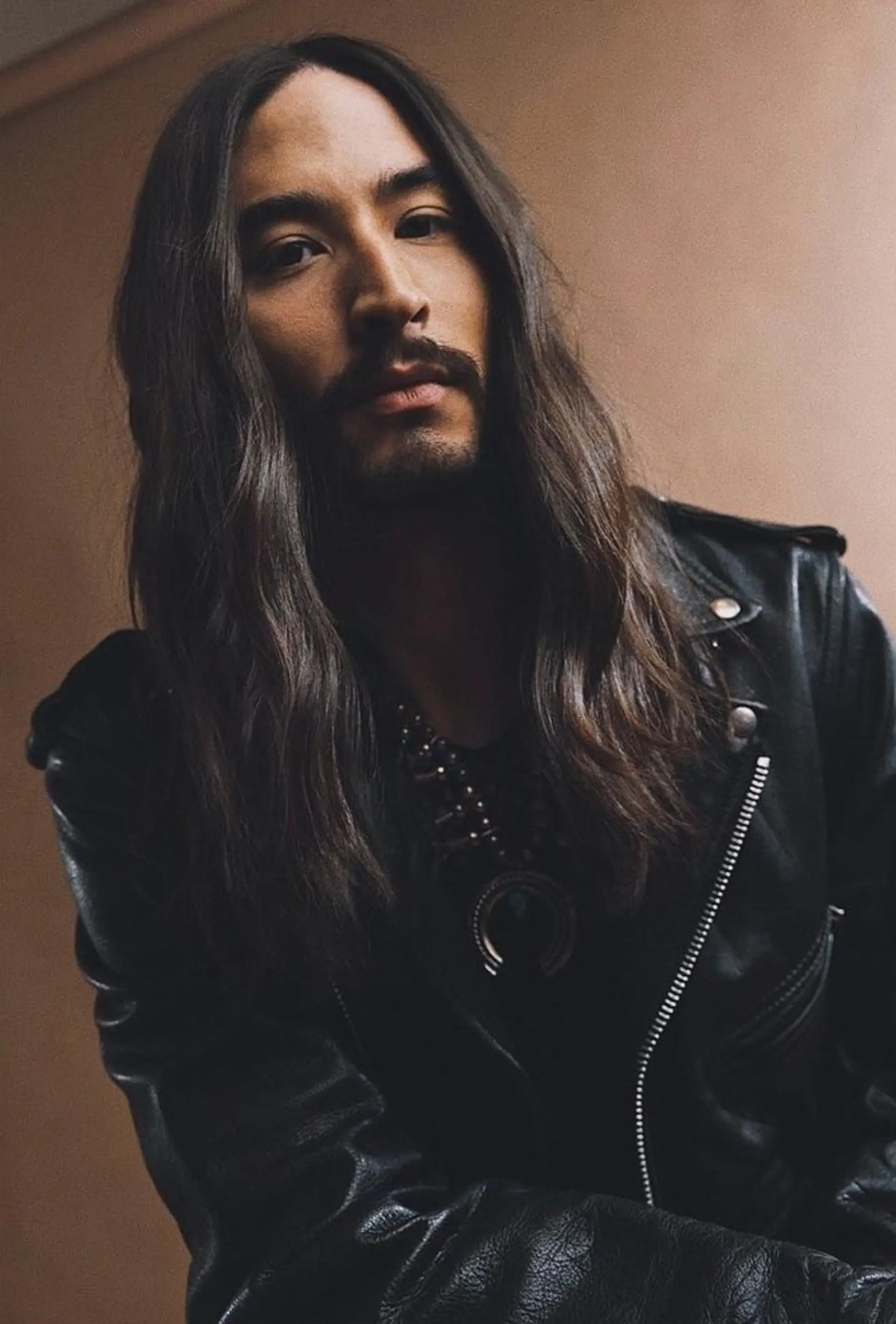 Long, dark wavy hair with a center part, featuring subtle layers and natural shine for a textured look. BEN X JAMESON DAKOTA ⁣
⁣
HAIR BY: @jamesondakota⁣
⁣📸: @williamyan ⁣⁣⁣⁣⁣
💄: @hiroxiiemakeup ⁣⁣⁣⁣
⁣STYLED BY: @saint_varsity_ ⁣⁣⁣⁣ 1