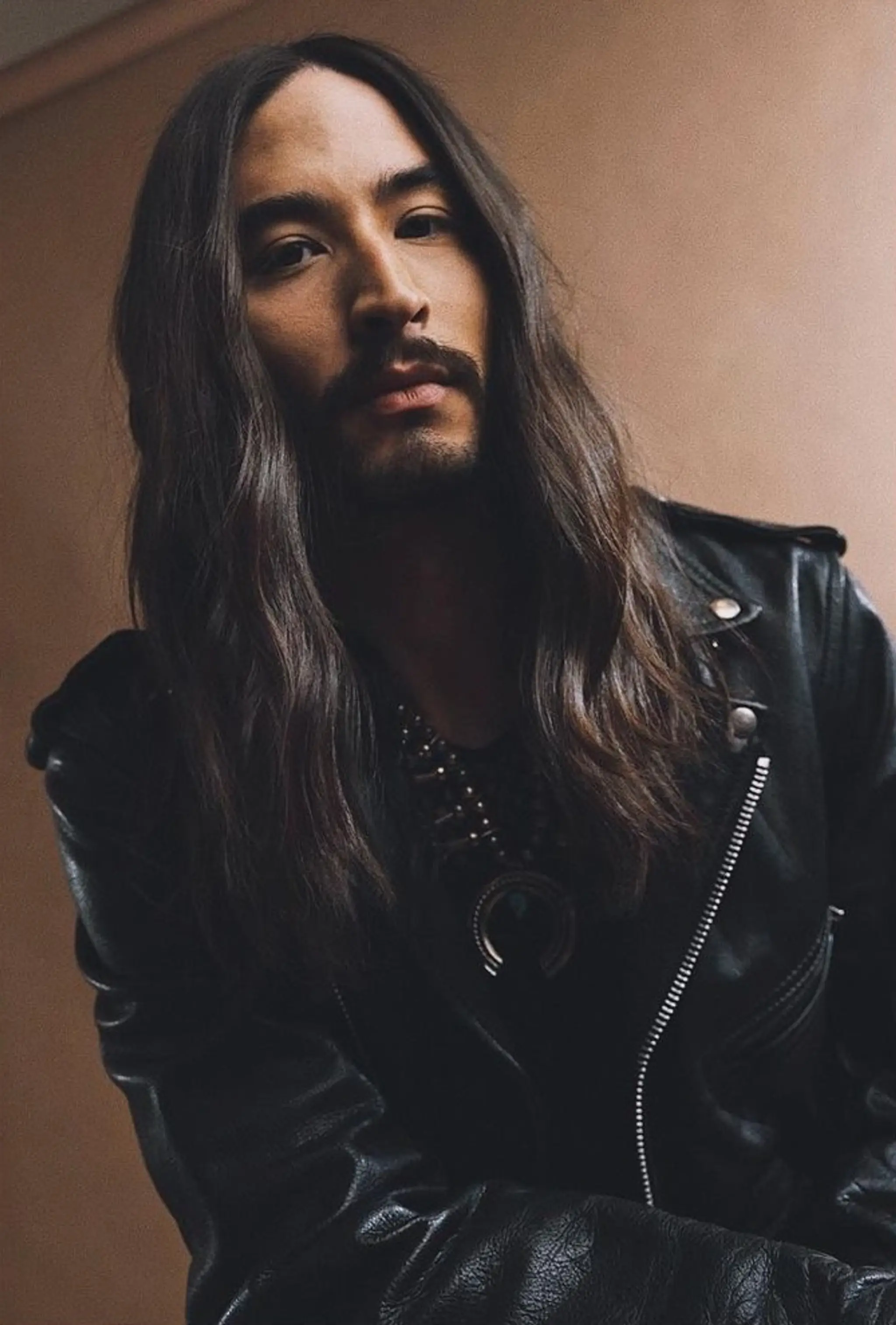 Long, dark wavy hair with a center part, featuring subtle layers and natural shine for a textured look. BEN X JAMESON DAKOTA ⁣
⁣
HAIR BY: @jamesondakota⁣
⁣📸: @williamyan ⁣⁣⁣⁣⁣
💄: @hiroxiiemakeup ⁣⁣⁣⁣
⁣STYLED BY: @saint_varsity_ ⁣⁣⁣⁣
