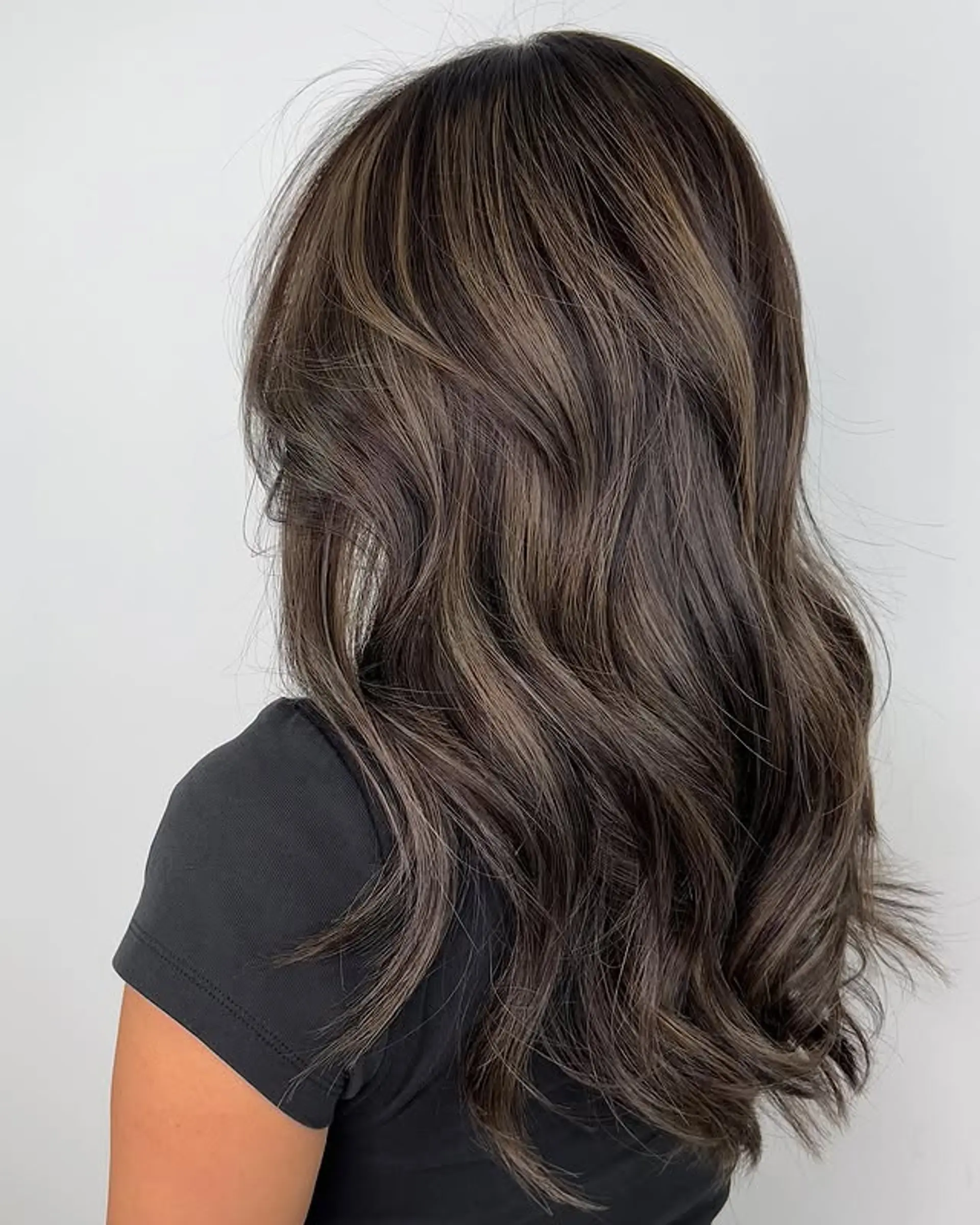 Long, wavy hair with a brunette balayage. 1