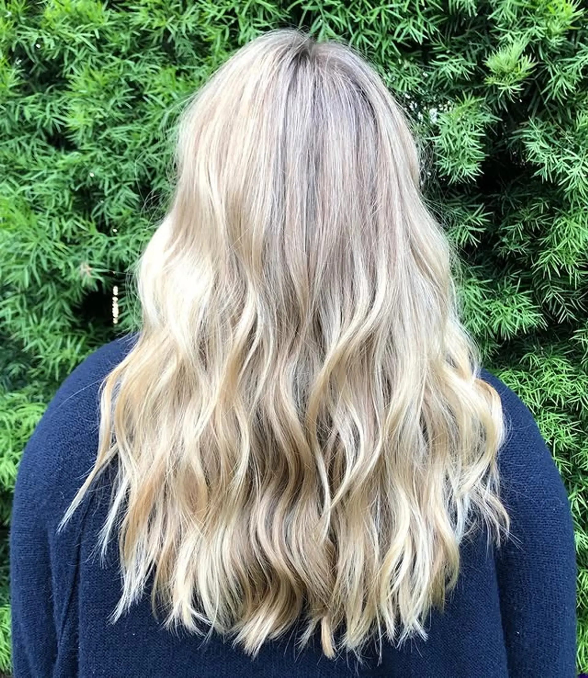 Long, wavy hairstyle with a blonde balayage. 1