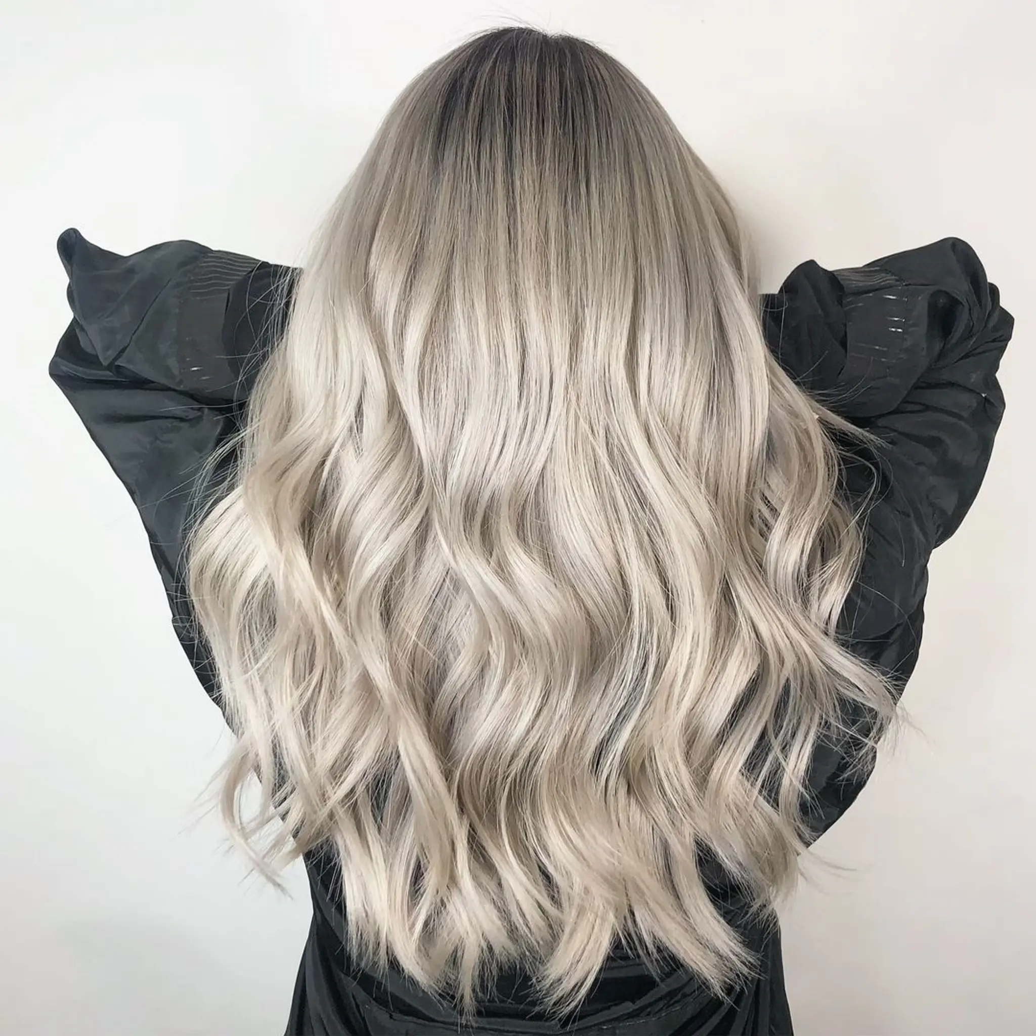 Long, wavy locks with a blend of platinum and silver shades, featuring a natural volume and soft texture.
Stylist - @xcellent_jason