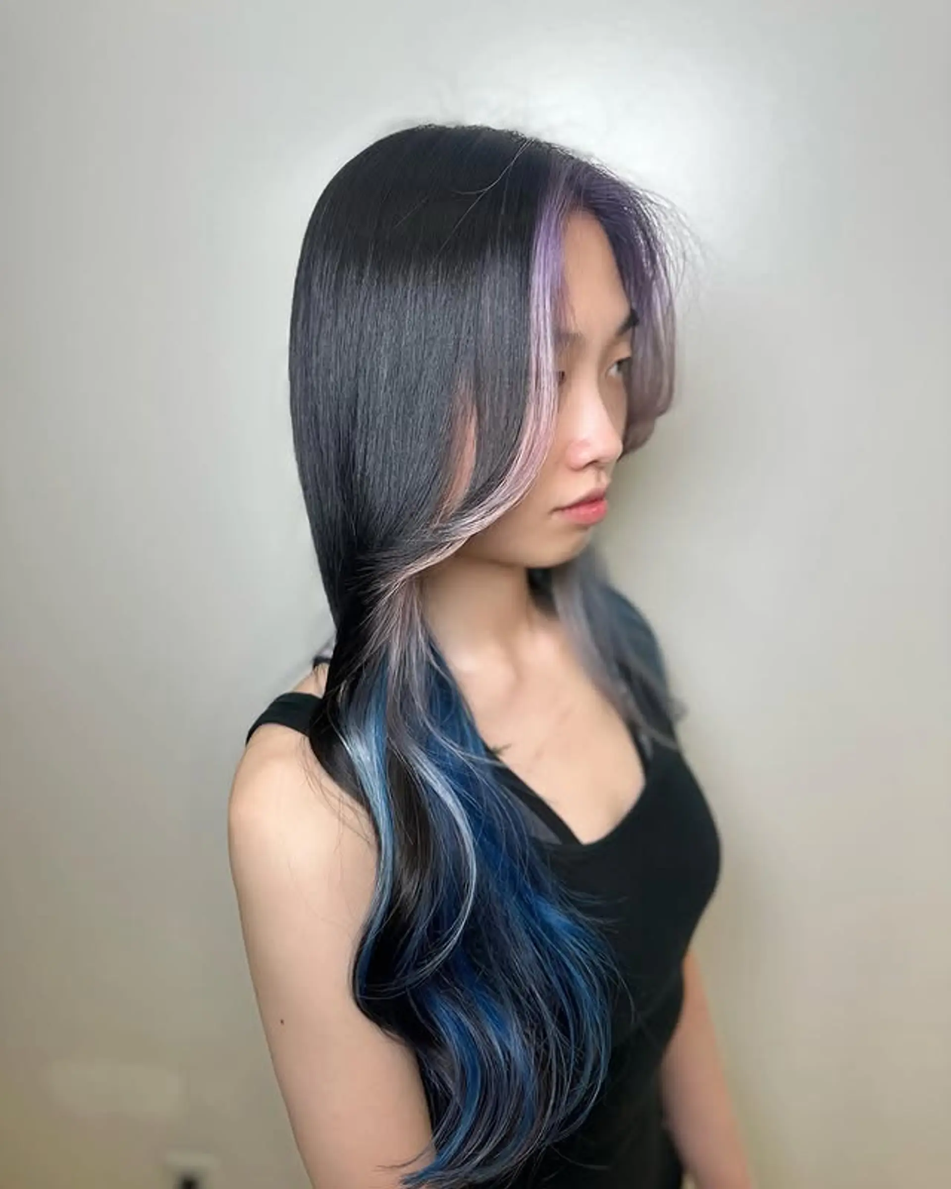 Long straight hairstyle with face framing highlights. The front highlights are a split dye style and the bottom has contrasting colors. 1