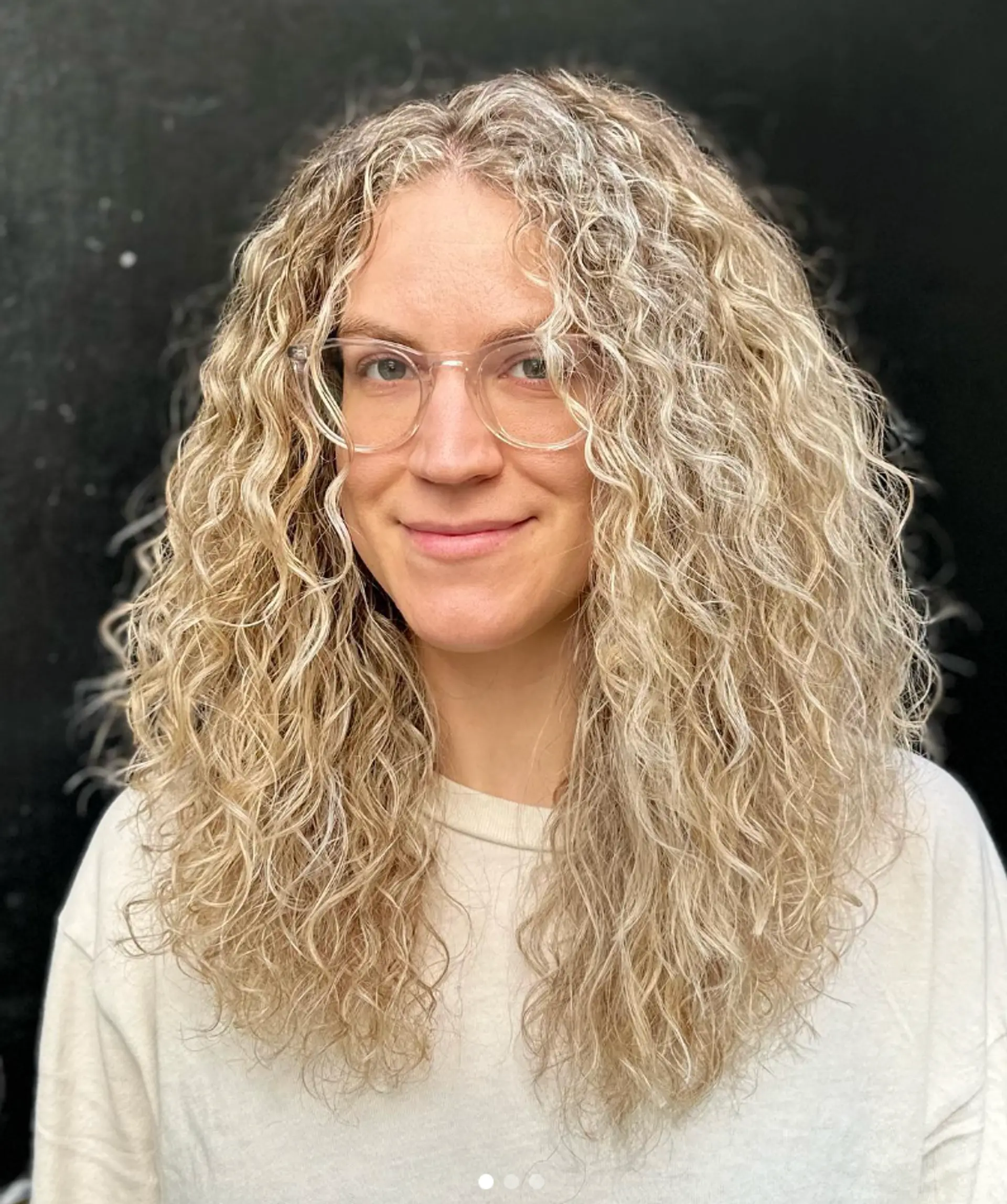 Natural curly hair with medium length, blonde and sandy blonde hues, creating a textured and voluminous look.

Color by @simabeautynyc
Cut and style by @juliamannino_hair
 1
