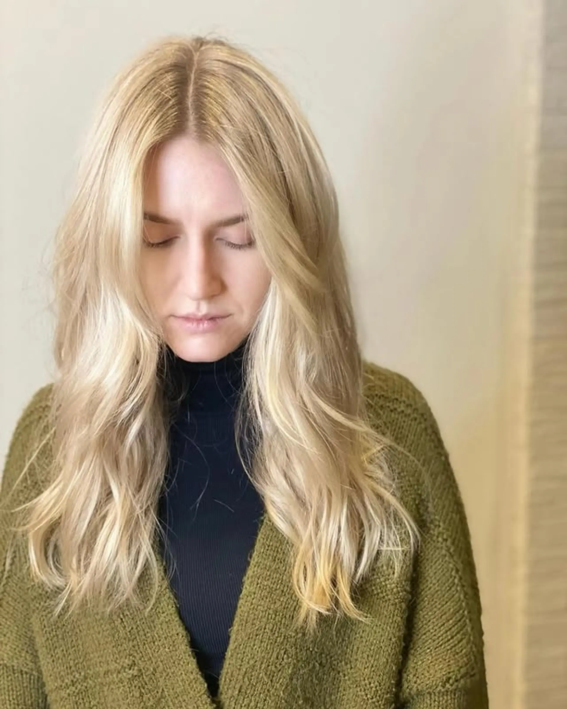 Long, platinum blonde hair with beachy waves and face-framing layers. 1