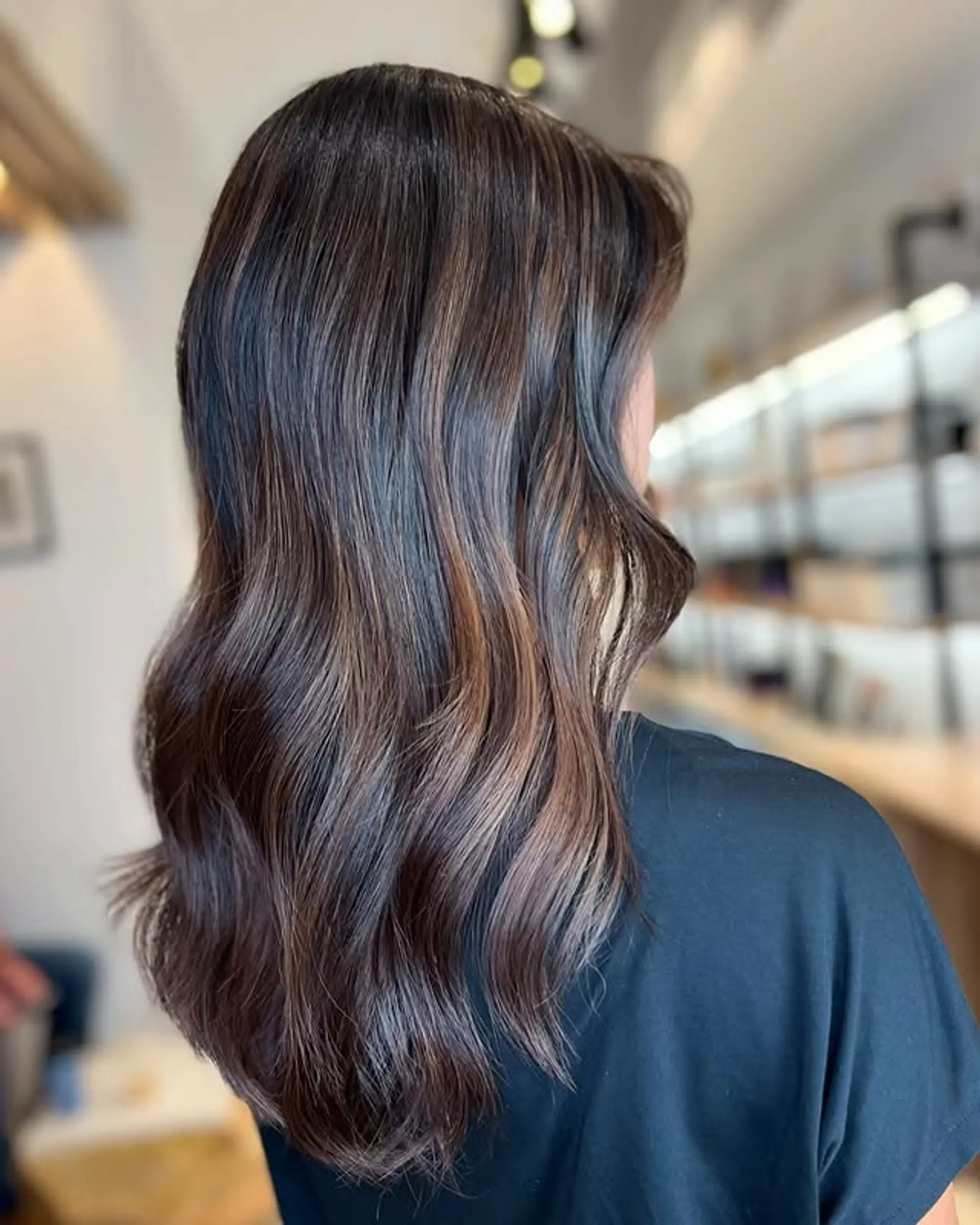 A classic balayage with waves and natural dimension. 1