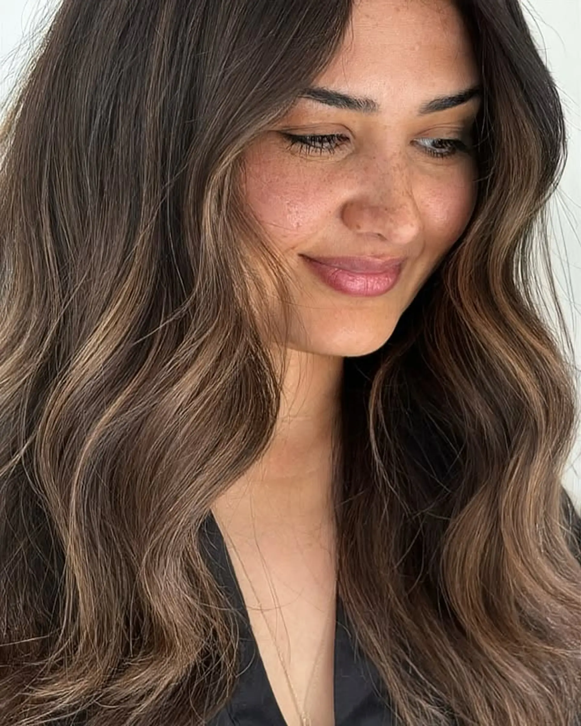 Long, wavy bronde hair with a balayage effect. 1