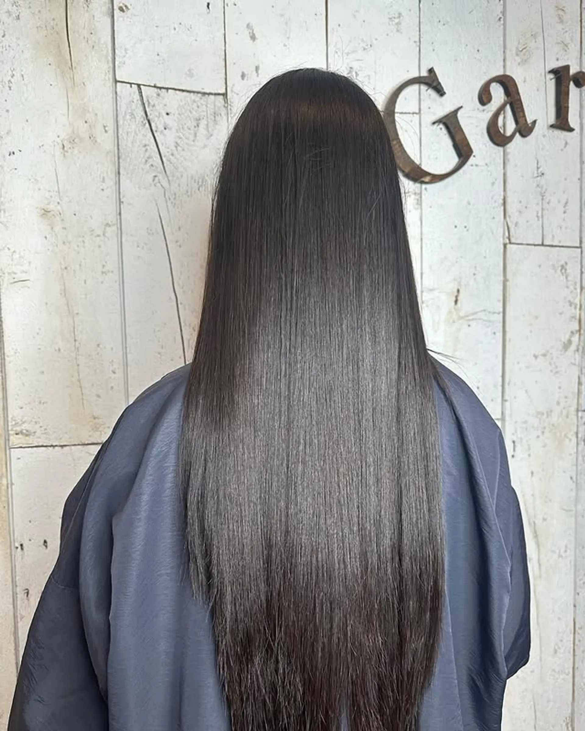 A sleek and straight hairstyle that is ultra-smooth and glossy. 1