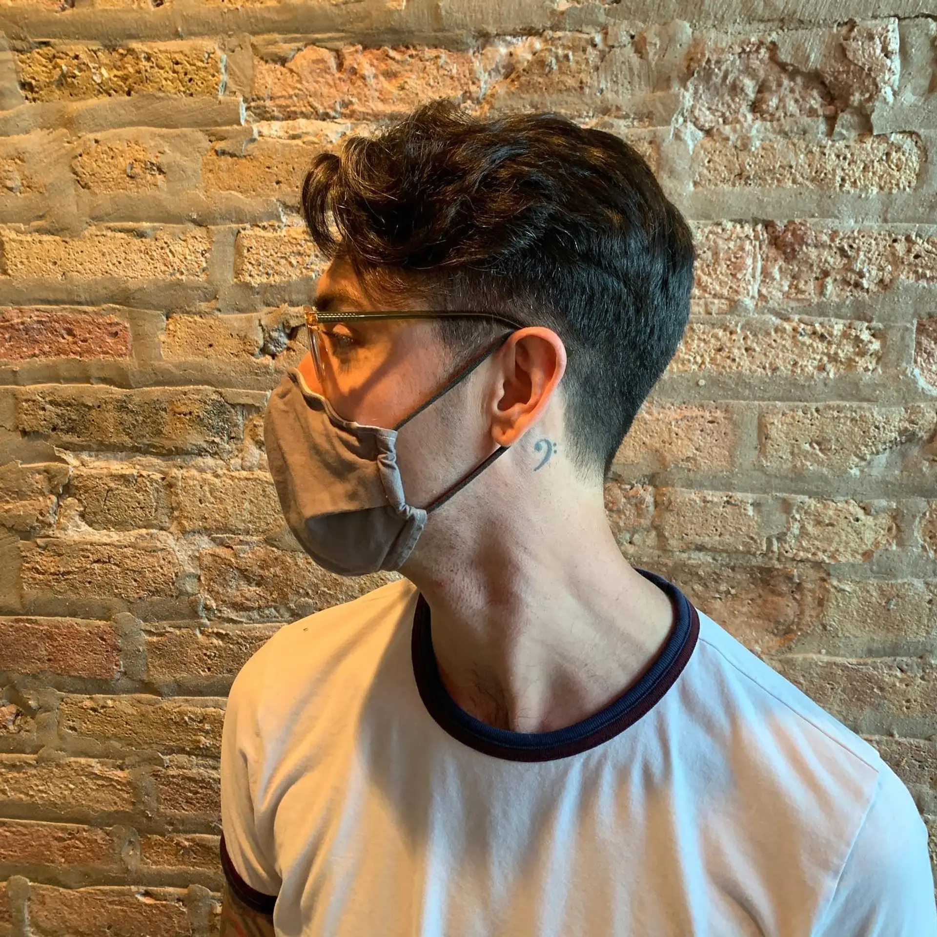 A timeless side part with a natural, slightly wavy texture. 2